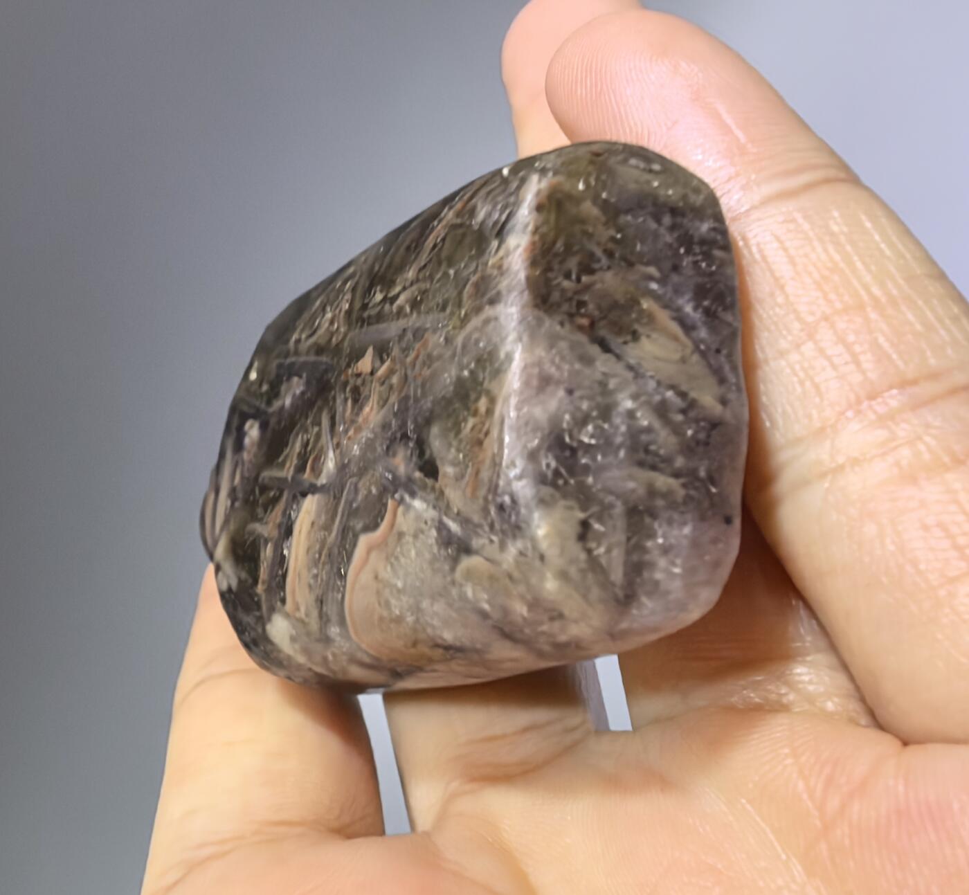 旧藏水晶鼻烟壶，全品如图所示。尺寸:6.1cm*3.4cm*1.9cm