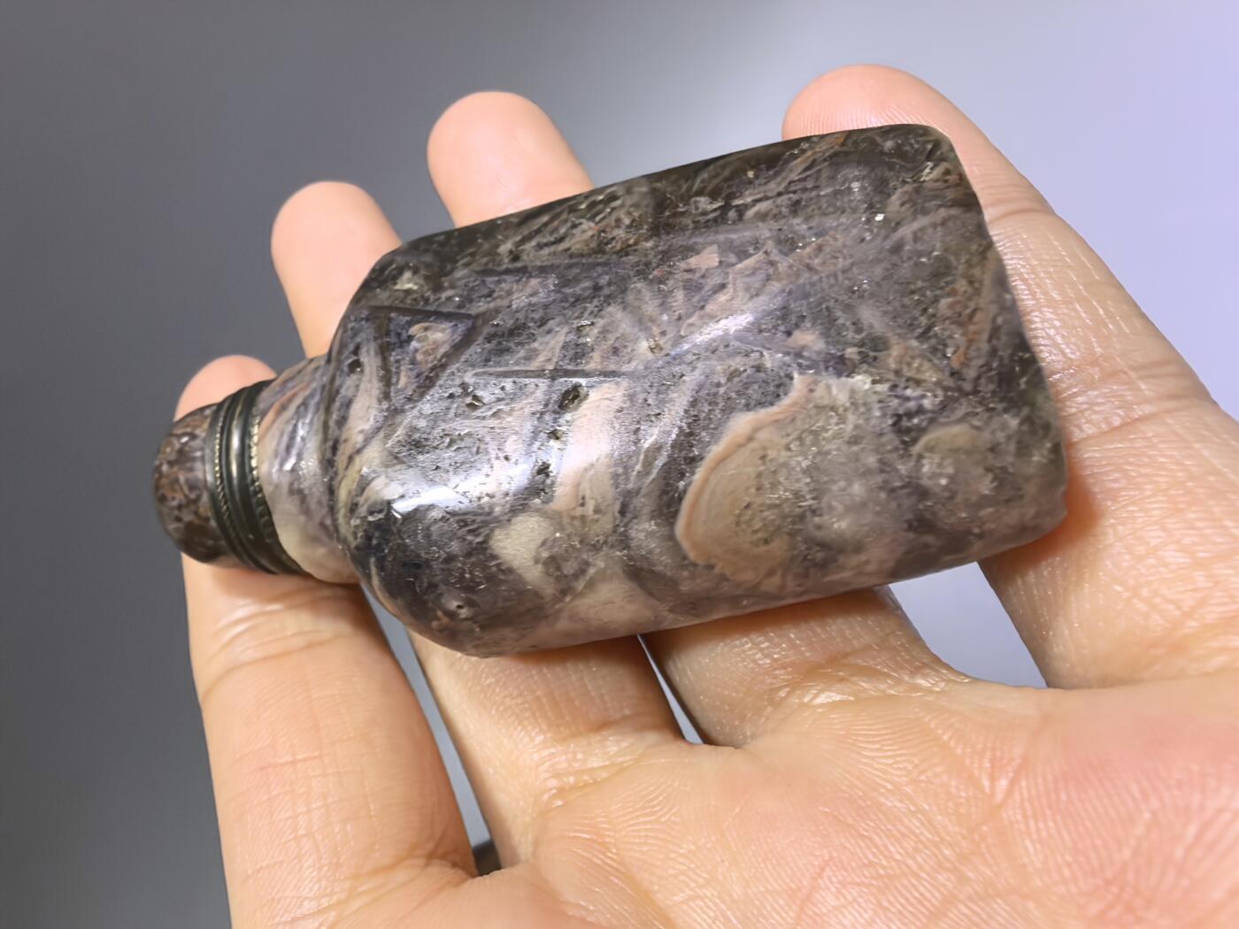 旧藏水晶鼻烟壶，全品如图所示。尺寸:6.1cm*3.4cm*1.9cm