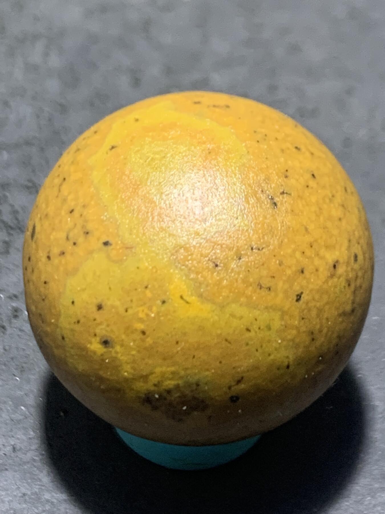 精美亚光战国红玛瑙手工俏色巧雕金钱豹圆珠一个，