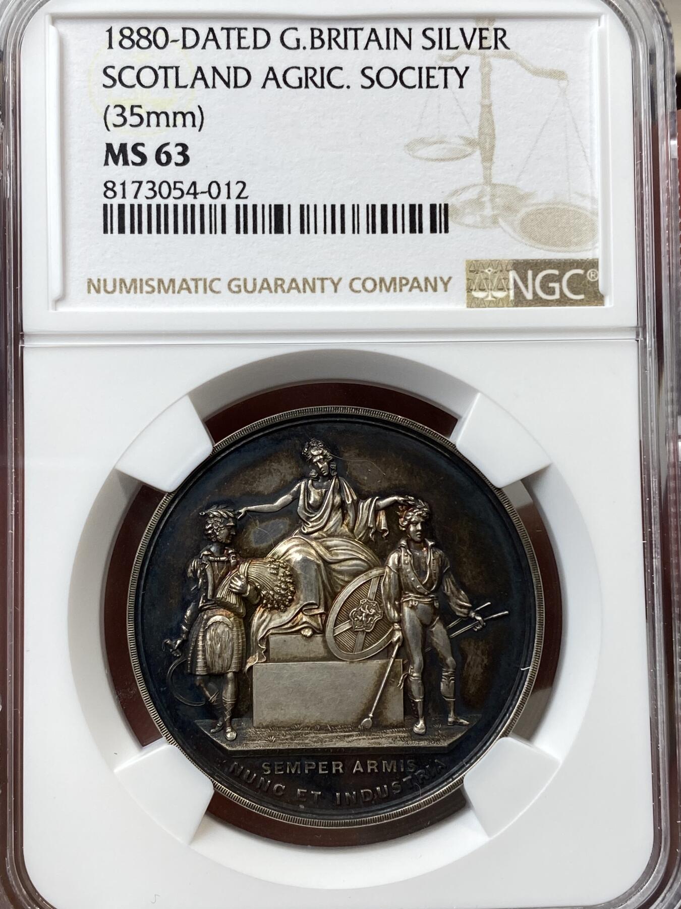 万国钱币拍卖第039期 NGC MS63 1880年苏格兰农业协会颁发的获奖银章，直径35毫米，五彩老包浆十分难得。