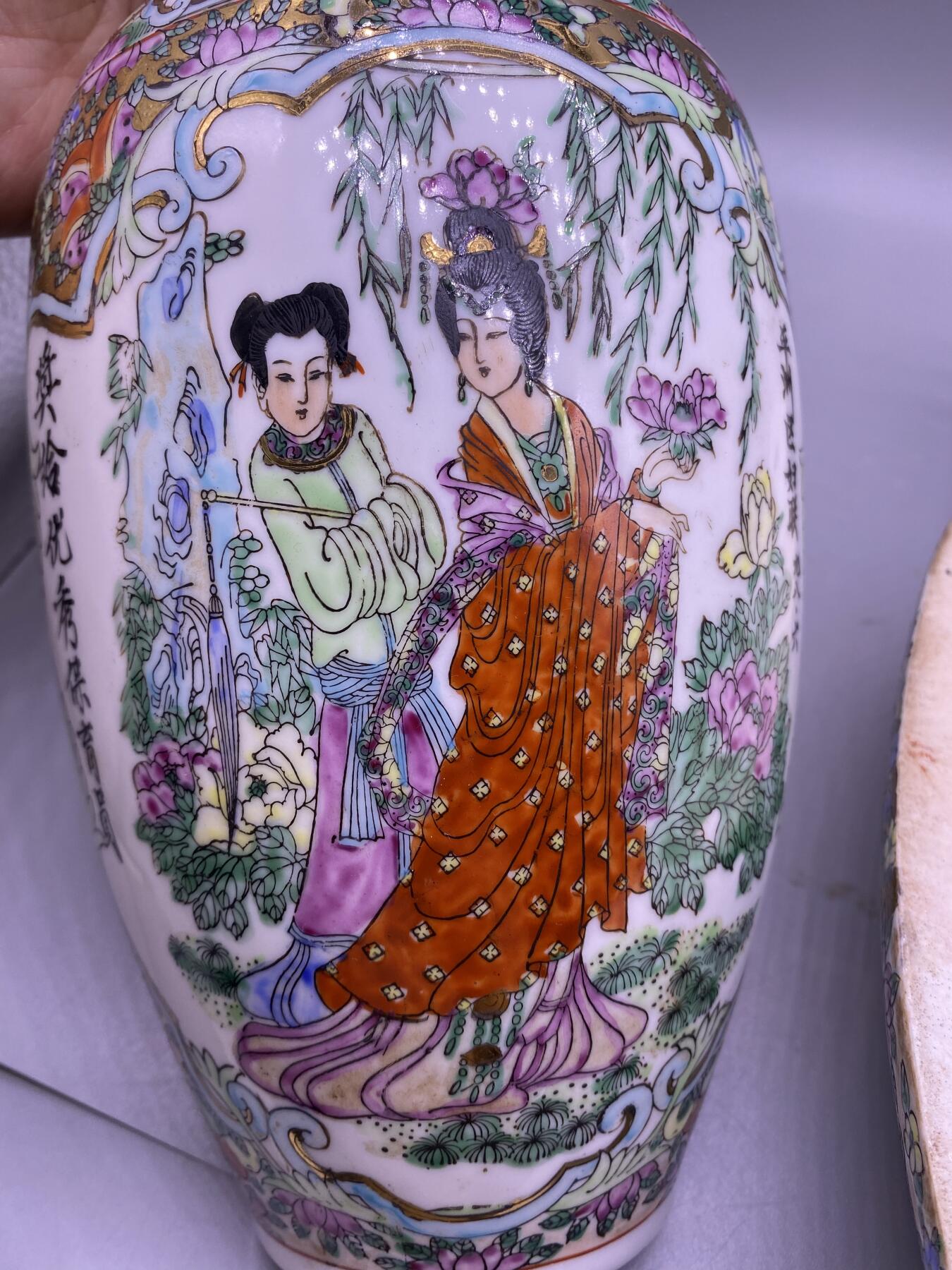 粉彩人物壁挂花瓶一对，尺寸30.5厘米，全品，品相如图，388包快递