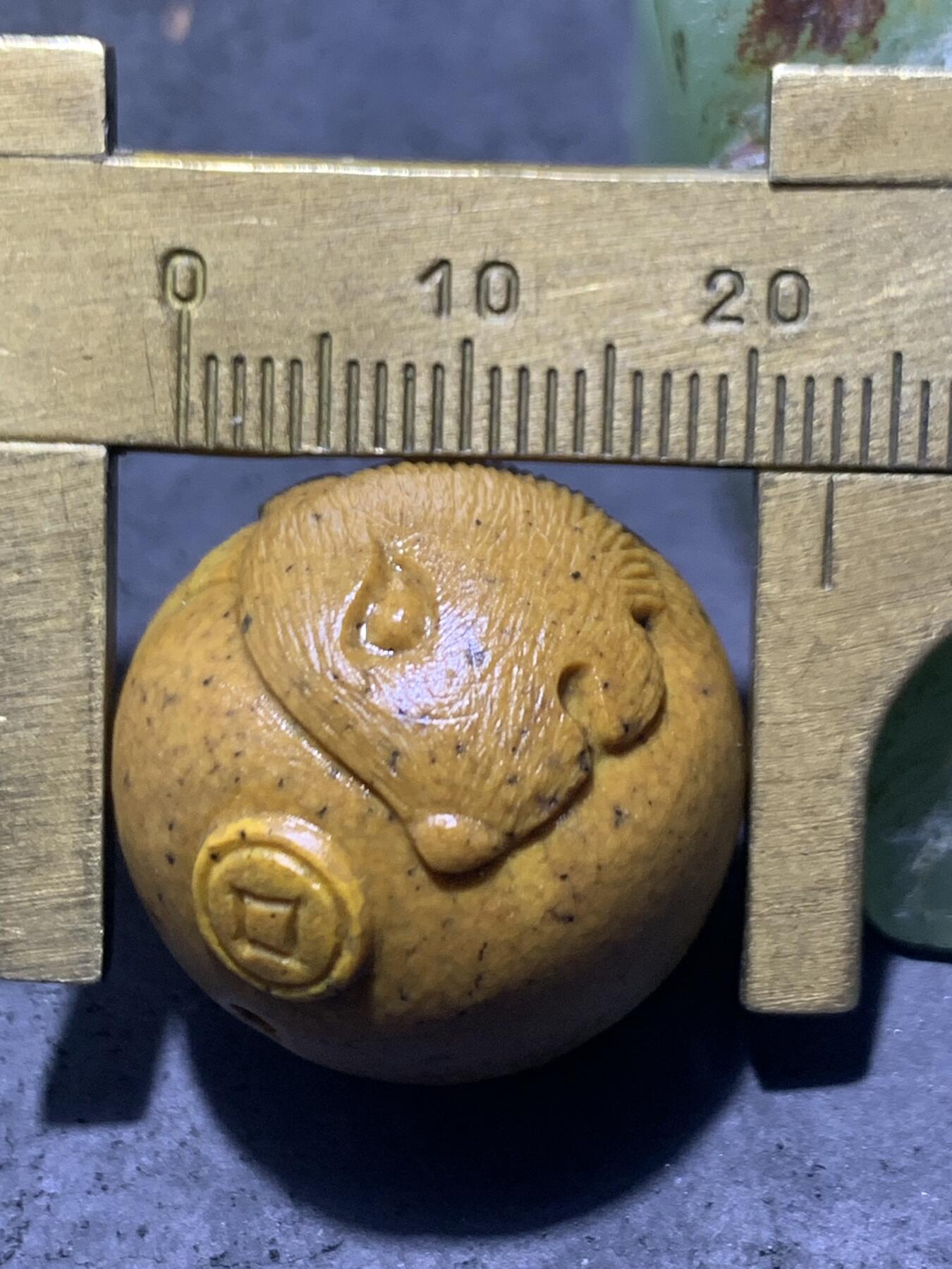 精美亚光战国红玛瑙手工俏色巧雕金钱豹圆珠一个，