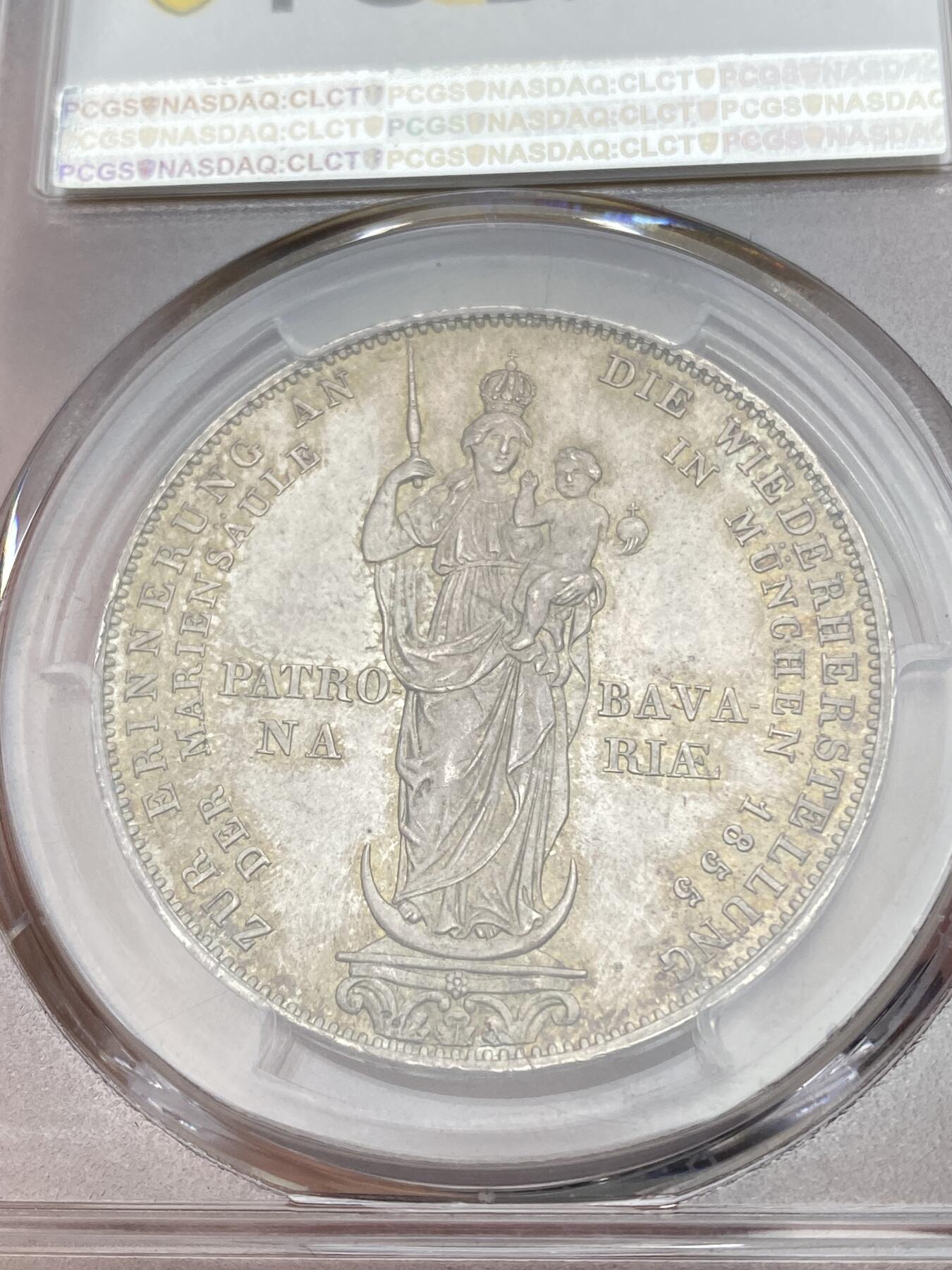 万国钱币拍卖第039期 PCGS MS66 1855德国巴伐利亚圣母抱婴纪念柱2古尔登 为了纪念圣母抱婴纪念柱修复完成而发行，比较常见的品种，但是能有如此状态的66分也是凤毛麟角了。