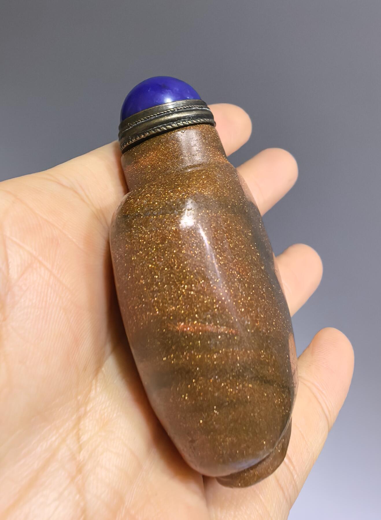 旧藏金沙石鼻烟壶全品如图所示，尺寸:6.2cm*5.0cm*2.1cm