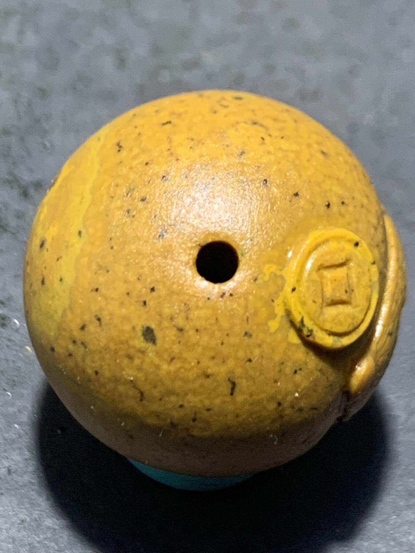 精美亚光战国红玛瑙手工俏色巧雕金钱豹圆珠一个，