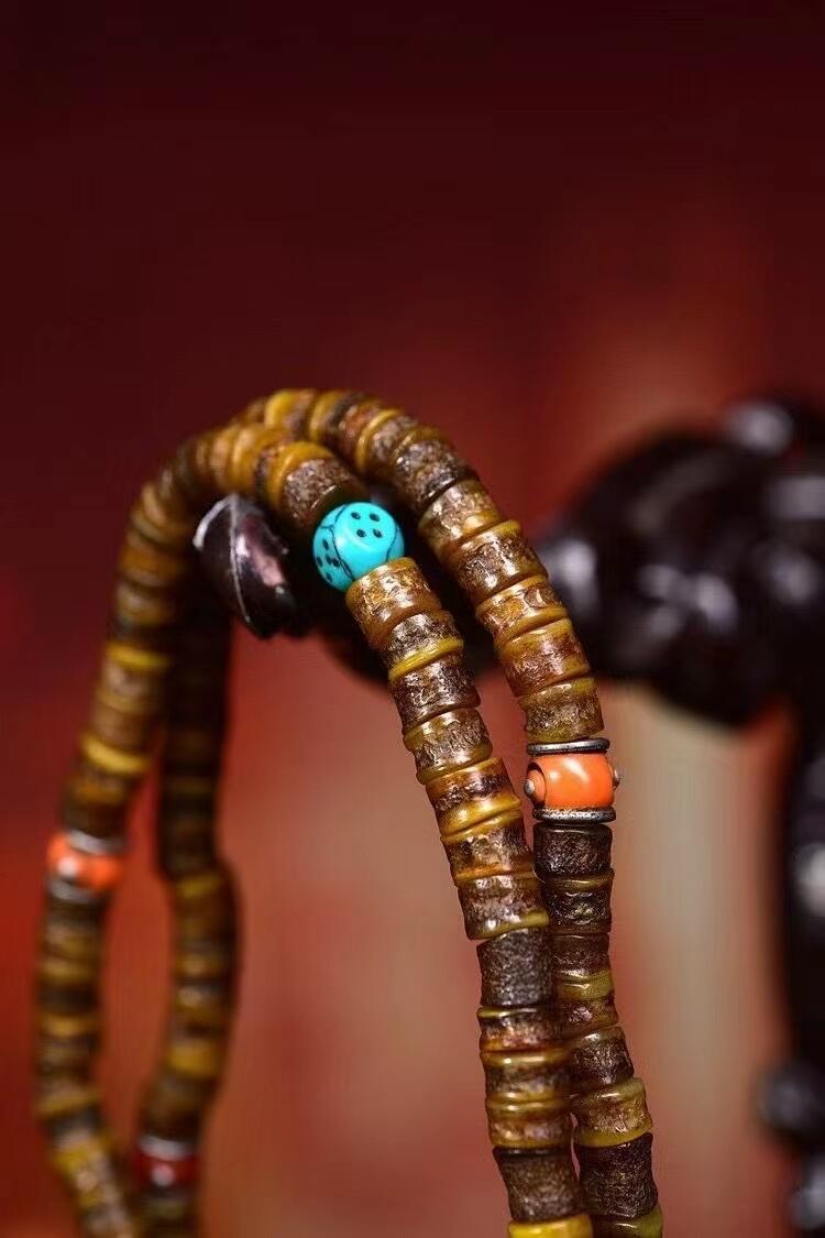 老嘎巴拉，108颗，年份久远，尺寸7.3x6毫米，克重42.5克，搭配———嘎巴拉三通——老铜技术器——料器阿呆、骰子———老骨阿呆。是具有悟性的骨骼
