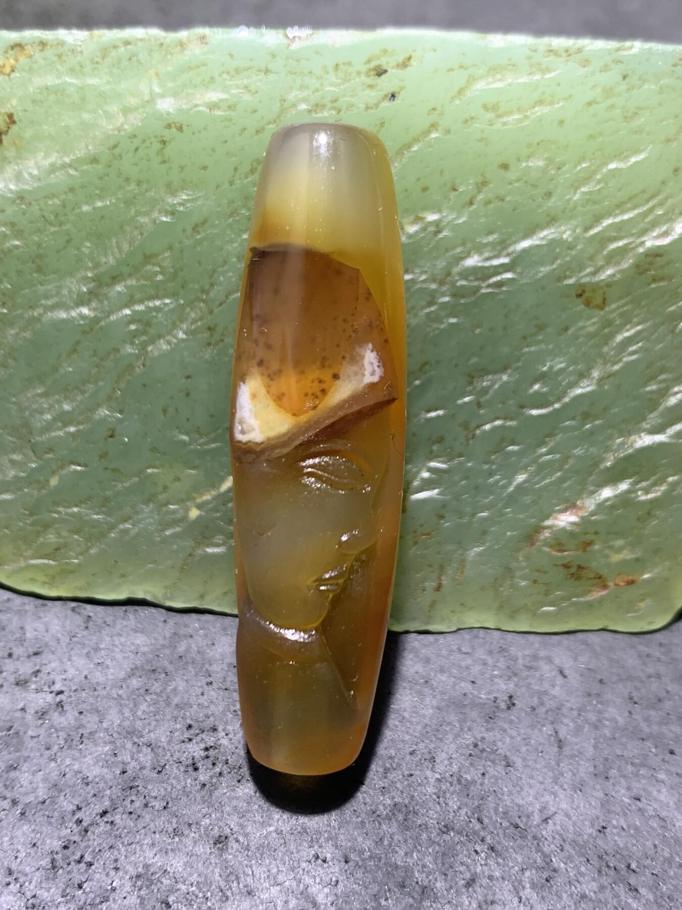 精美亚光高玉化巴西玛瑙手工俏色巧雕人物桶珠一个！