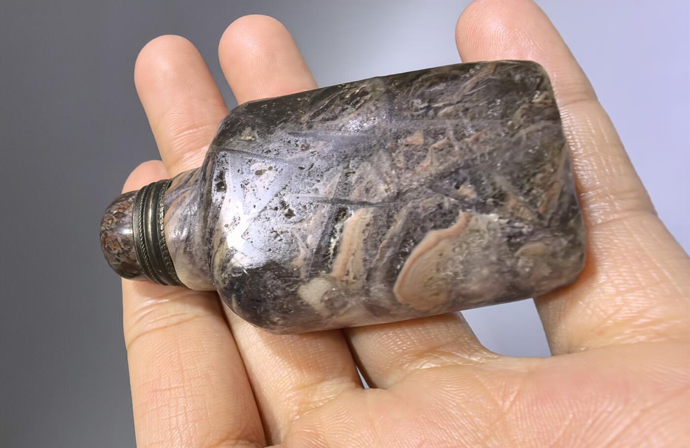 旧藏水晶鼻烟壶，全品如图所示。尺寸:6.1cm*3.4cm*1.9cm
