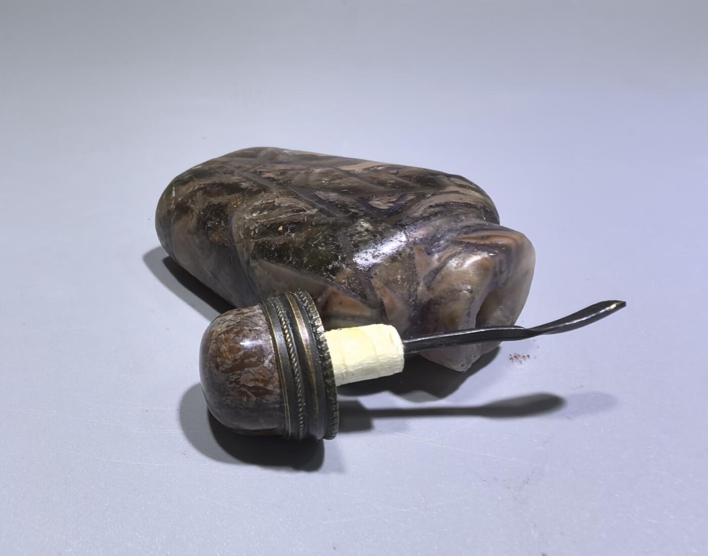 旧藏水晶鼻烟壶，全品如图所示。尺寸:6.1cm*3.4cm*1.9cm