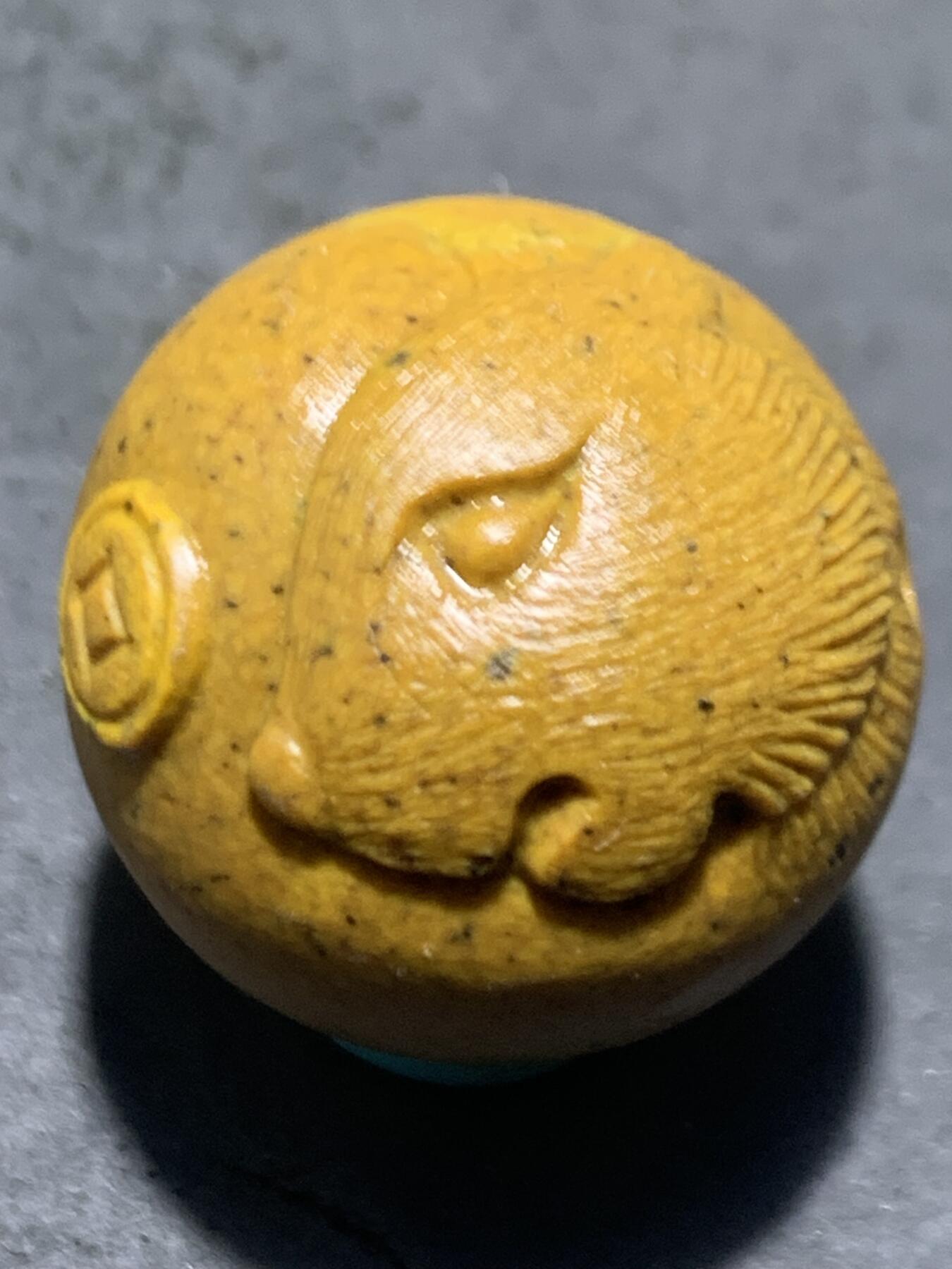 精美亚光战国红玛瑙手工俏色巧雕金钱豹圆珠一个，