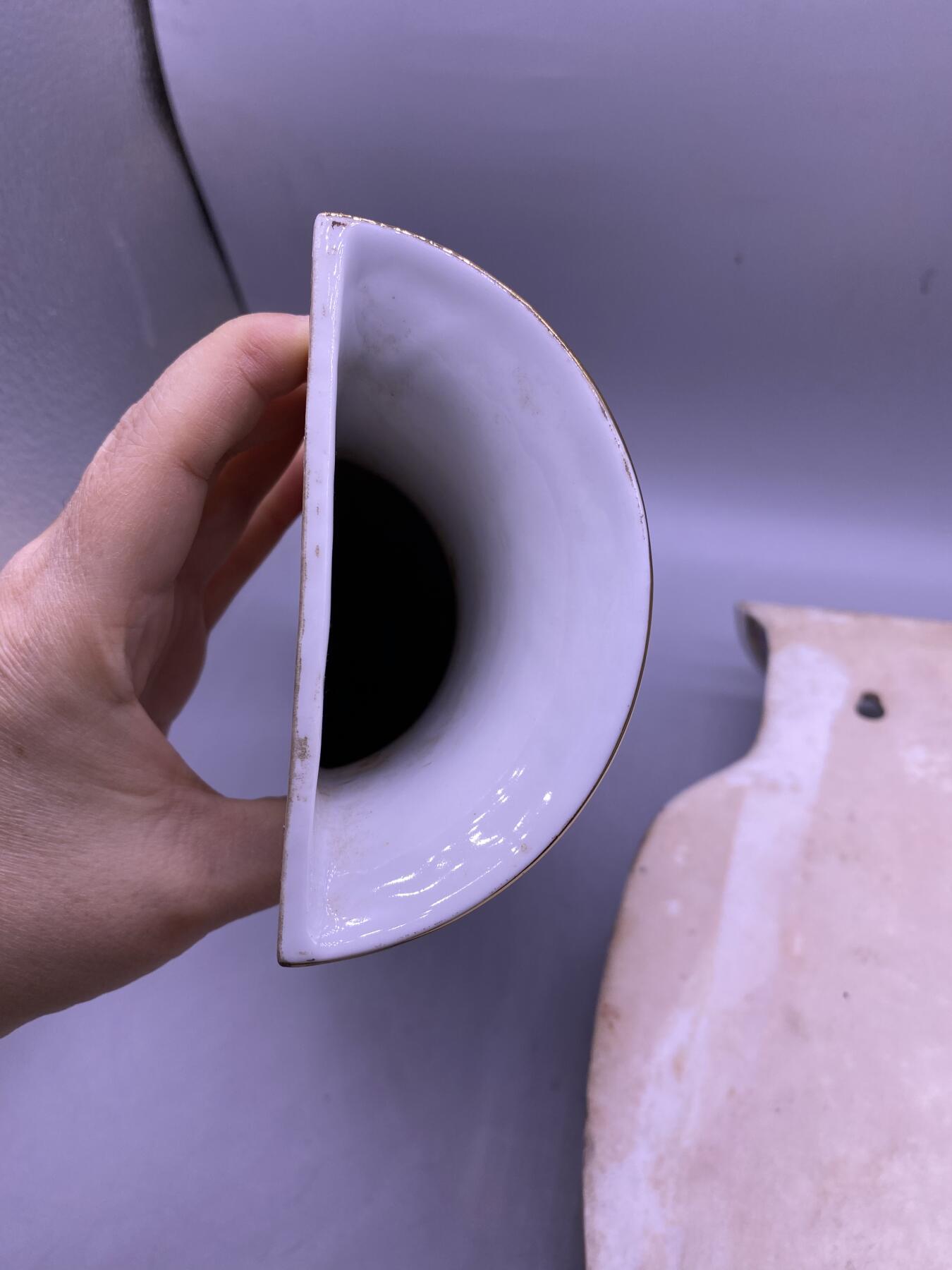 粉彩人物壁挂花瓶一对，尺寸30.5厘米，全品，品相如图，388包快递