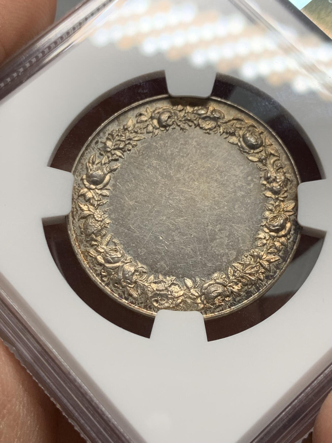《竞宝斋》第339场 周日，周一，周二 3场连拍 （全场包邮） NGC MS64 法国少见未刻字版婚章，香槟色低