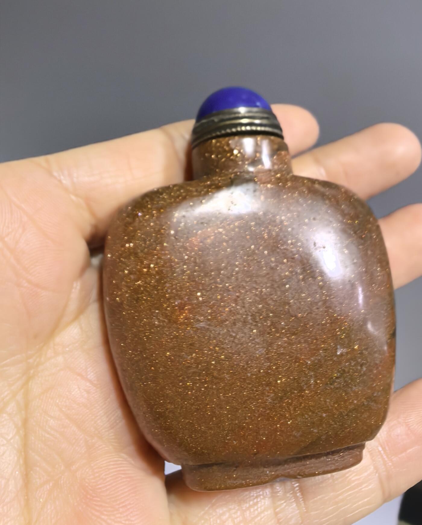 旧藏金沙石鼻烟壶全品如图所示，尺寸:6.2cm*5.0cm*2.1cm