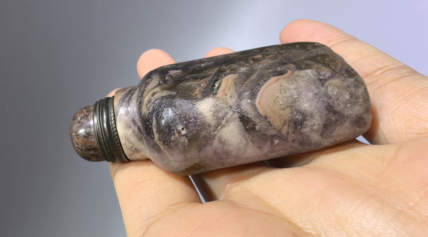 旧藏水晶鼻烟壶，全品如图所示。尺寸:6.1cm*3.4cm*1.9cm