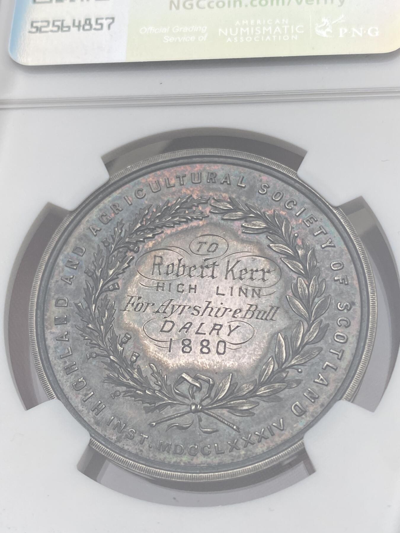 万国钱币拍卖第039期 NGC MS63 1880年苏格兰农业协会颁发的获奖银章，直径35毫米，五彩老包浆十分难得。