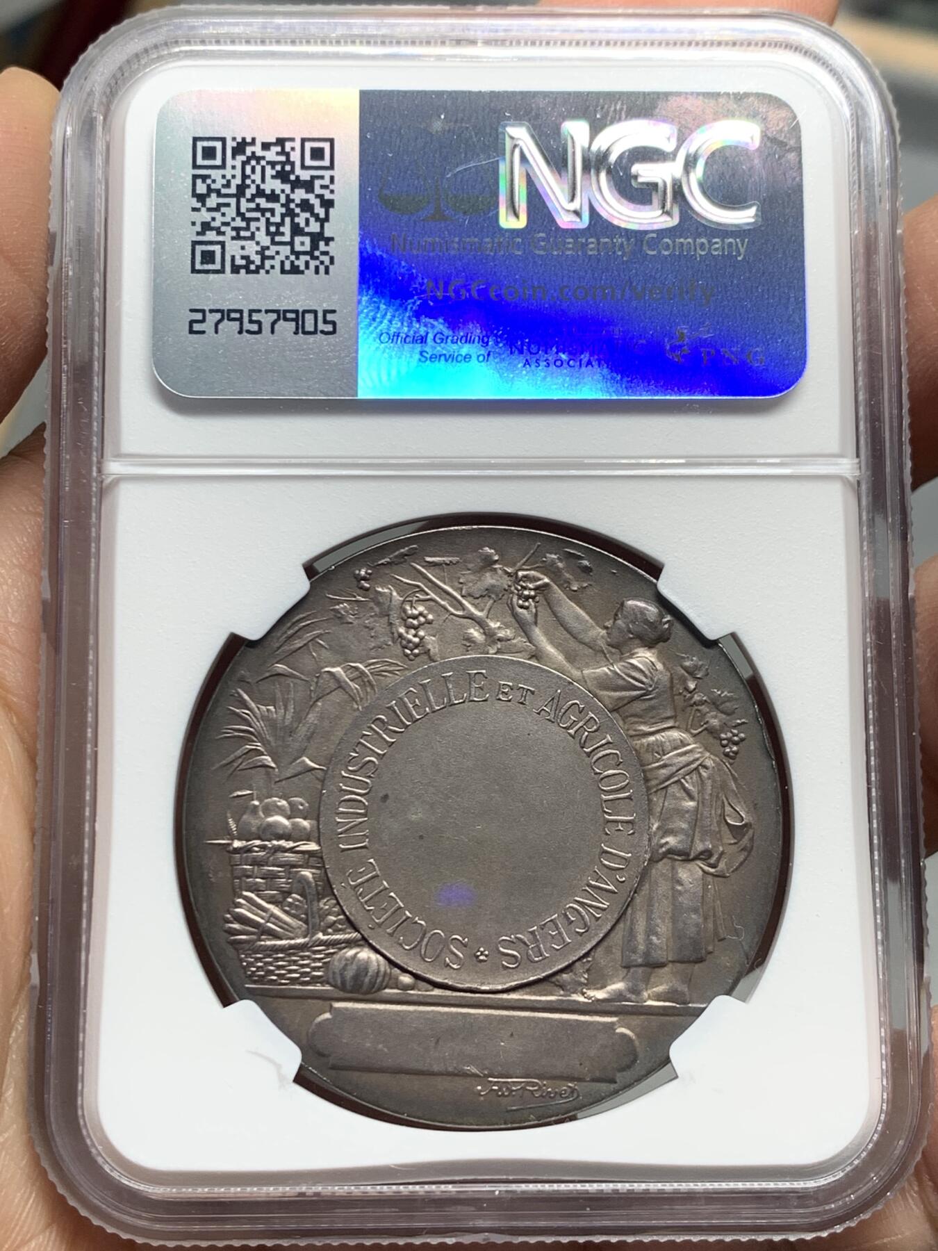 《竞宝斋》第339场 周日，周一，周二 3场连拍 （全场包邮） NGC MS63 工业与农业协会奖章，与常见版本不同，双面人物深浮雕，画面感极好，无刻字版正面：一农妇在牧牛，远处羊群，青草绿荫，尤其2头牛刻画生动形象背面：一农妇在摘采蔬果，感受到丰收的喜悦感 直径：41mm