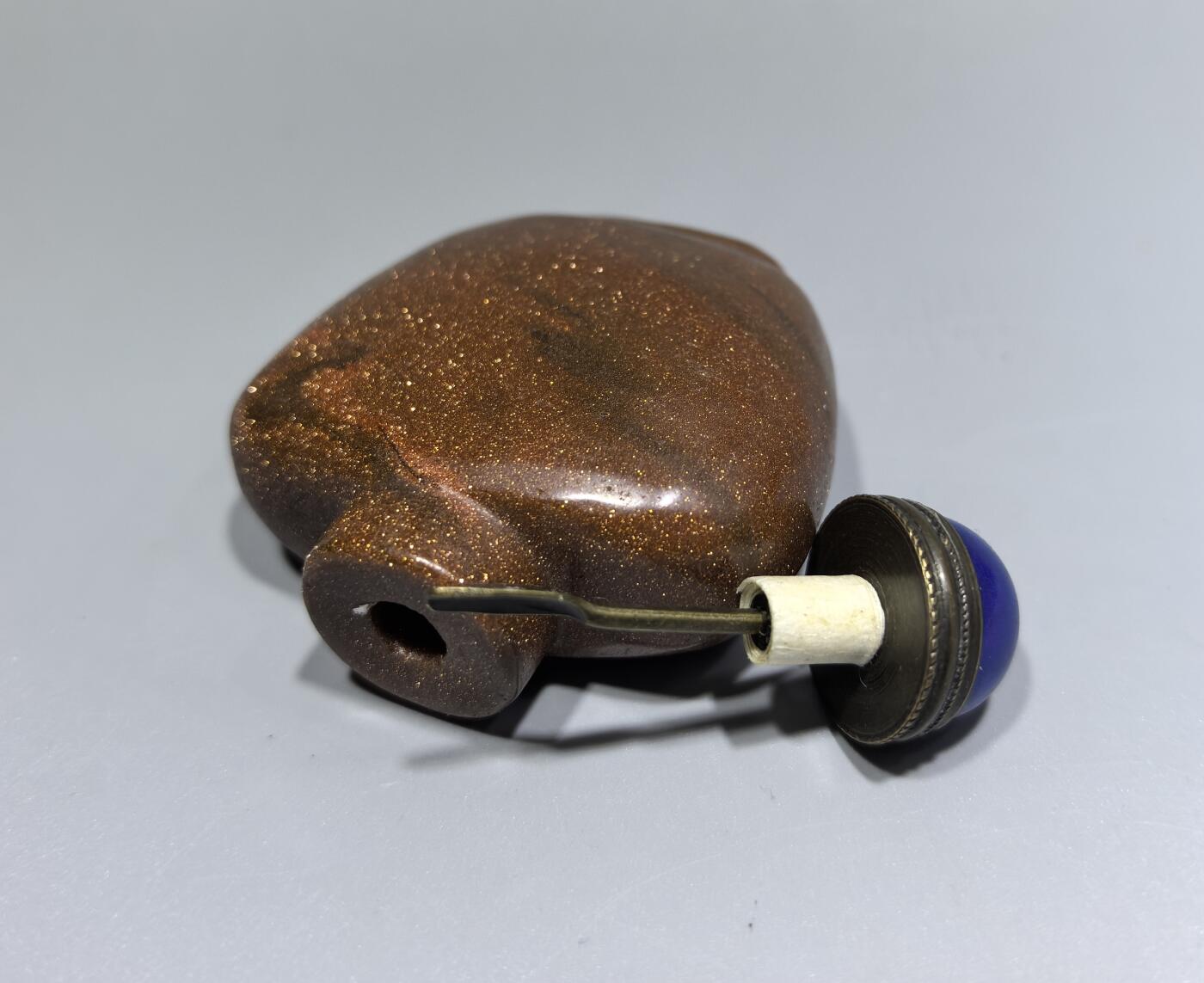 旧藏金沙石鼻烟壶全品如图所示，尺寸:6.2cm*5.0cm*2.1cm