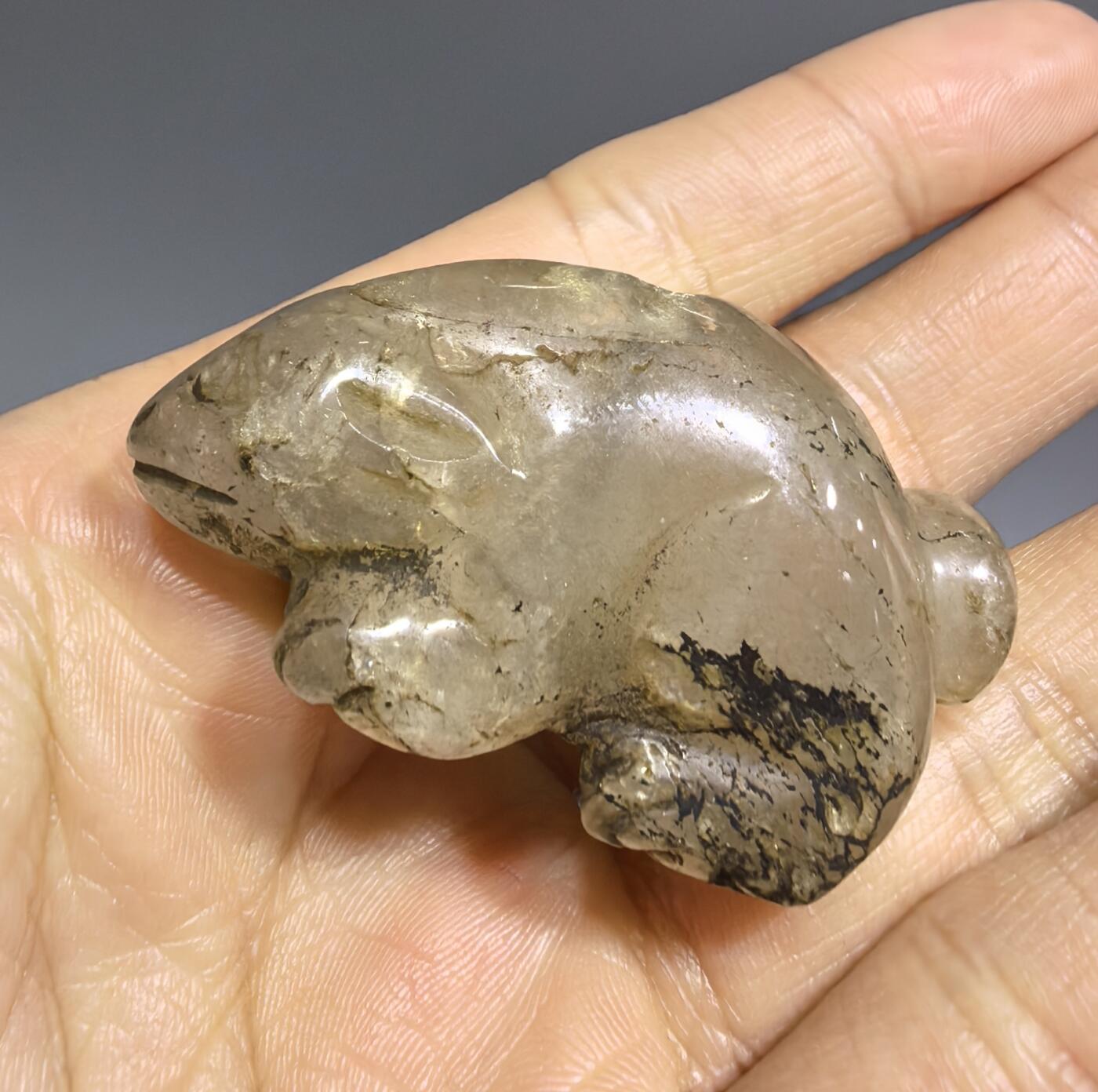 创汇时期白水晶玉兔吊坠挂件，品相如图所示。尺寸:宽4.5cm*高2.7cm*厚1.8cm