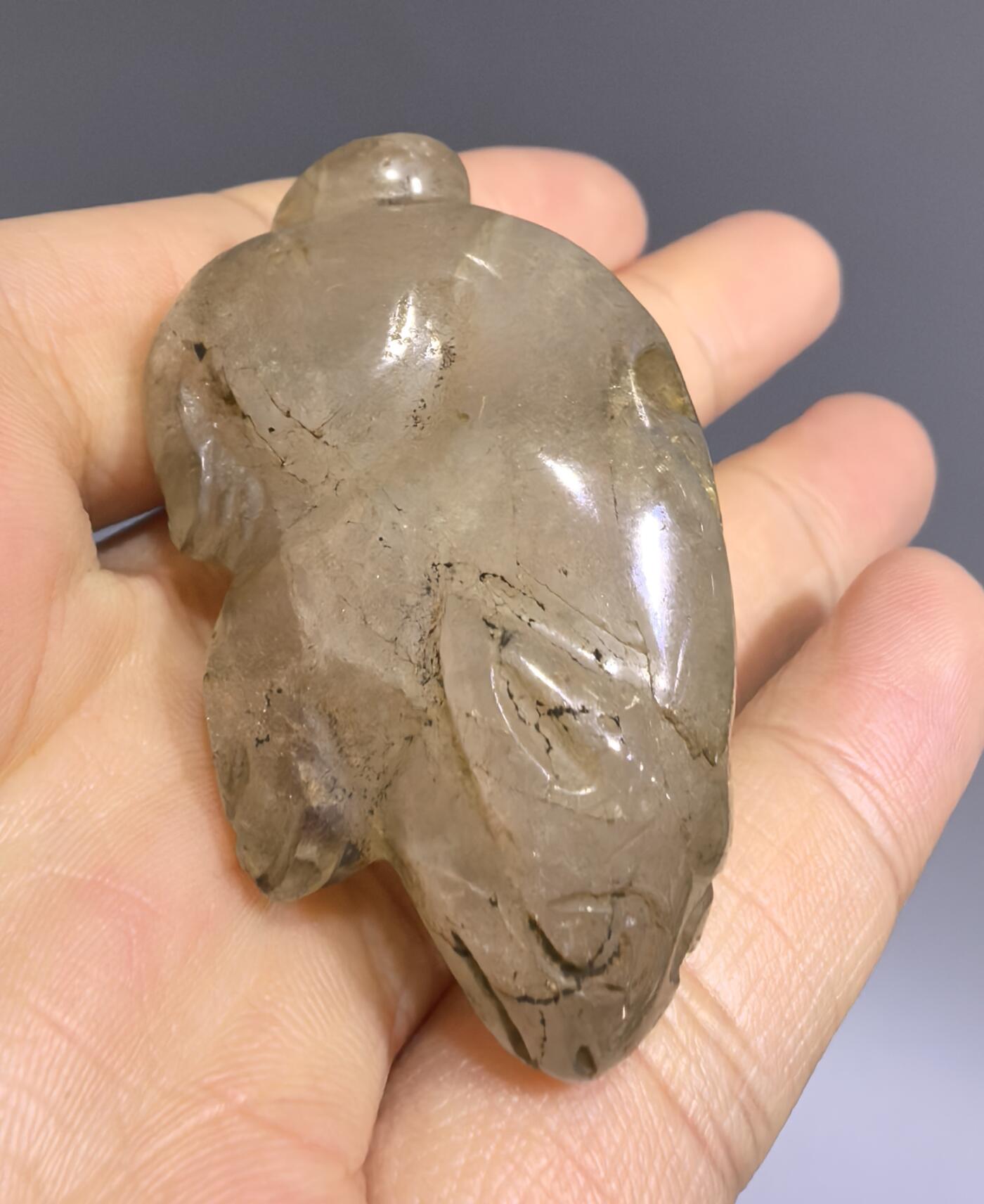 创汇时期白水晶玉兔吊坠挂件，品相如图所示。尺寸:宽4.5cm*高2.7cm*厚1.8cm