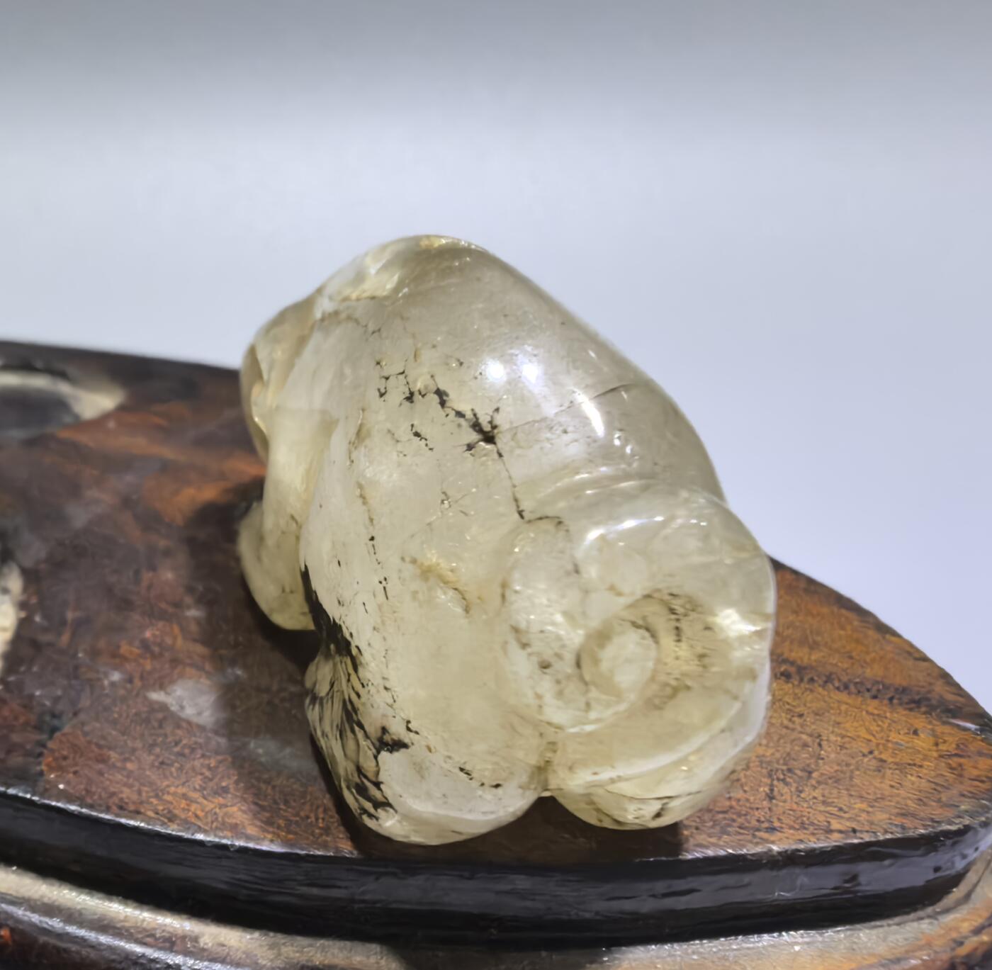 创汇时期白水晶玉兔吊坠挂件，品相如图所示。尺寸:宽4.5cm*高2.7cm*厚1.8cm