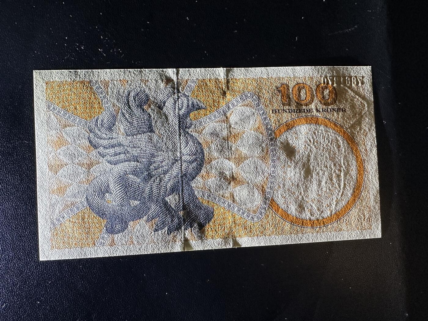 《外钞收藏家》第四百五十六期 丹麦浮雕版100克朗 全新 有一个小一荧光瑕疵