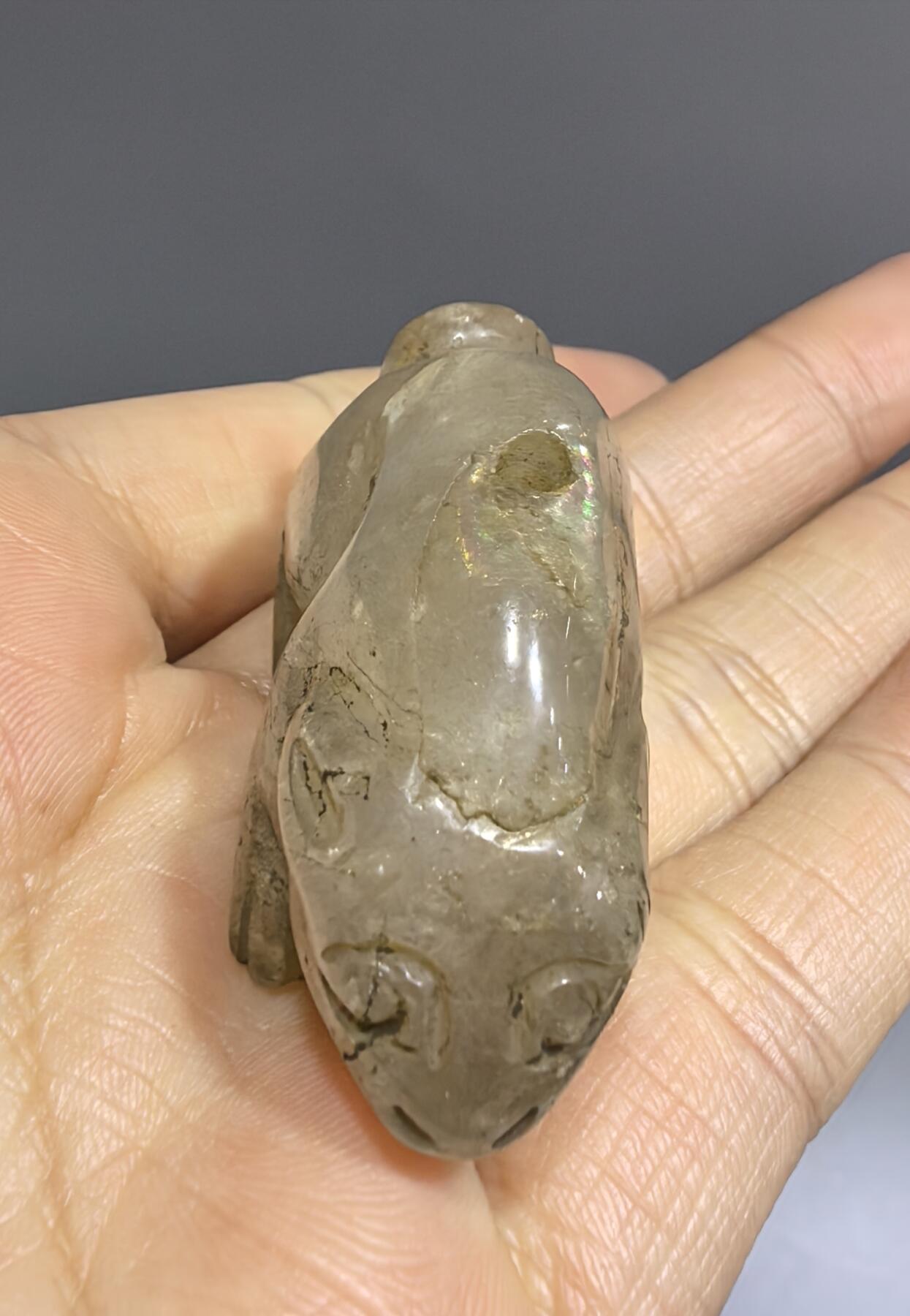 创汇时期白水晶玉兔吊坠挂件，品相如图所示。尺寸:宽4.5cm*高2.7cm*厚1.8cm