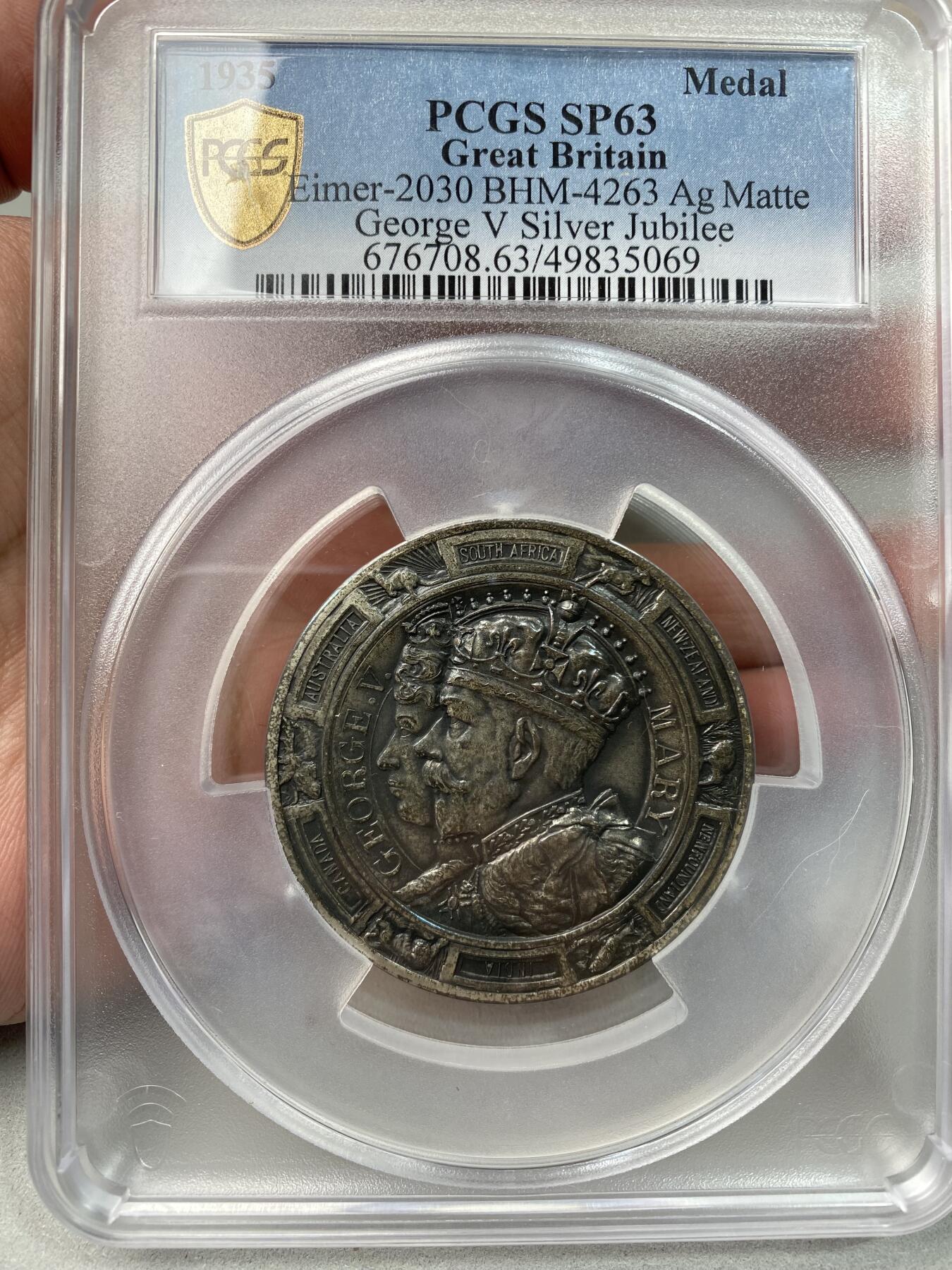 万国钱币拍卖第039期 PCGS SP63 1935年英国乔治五世和玛丽皇后纪念银禧年大银章 代表英联邦殖民地的动物环绕章面 完美原盒品质 大规格 51MM 