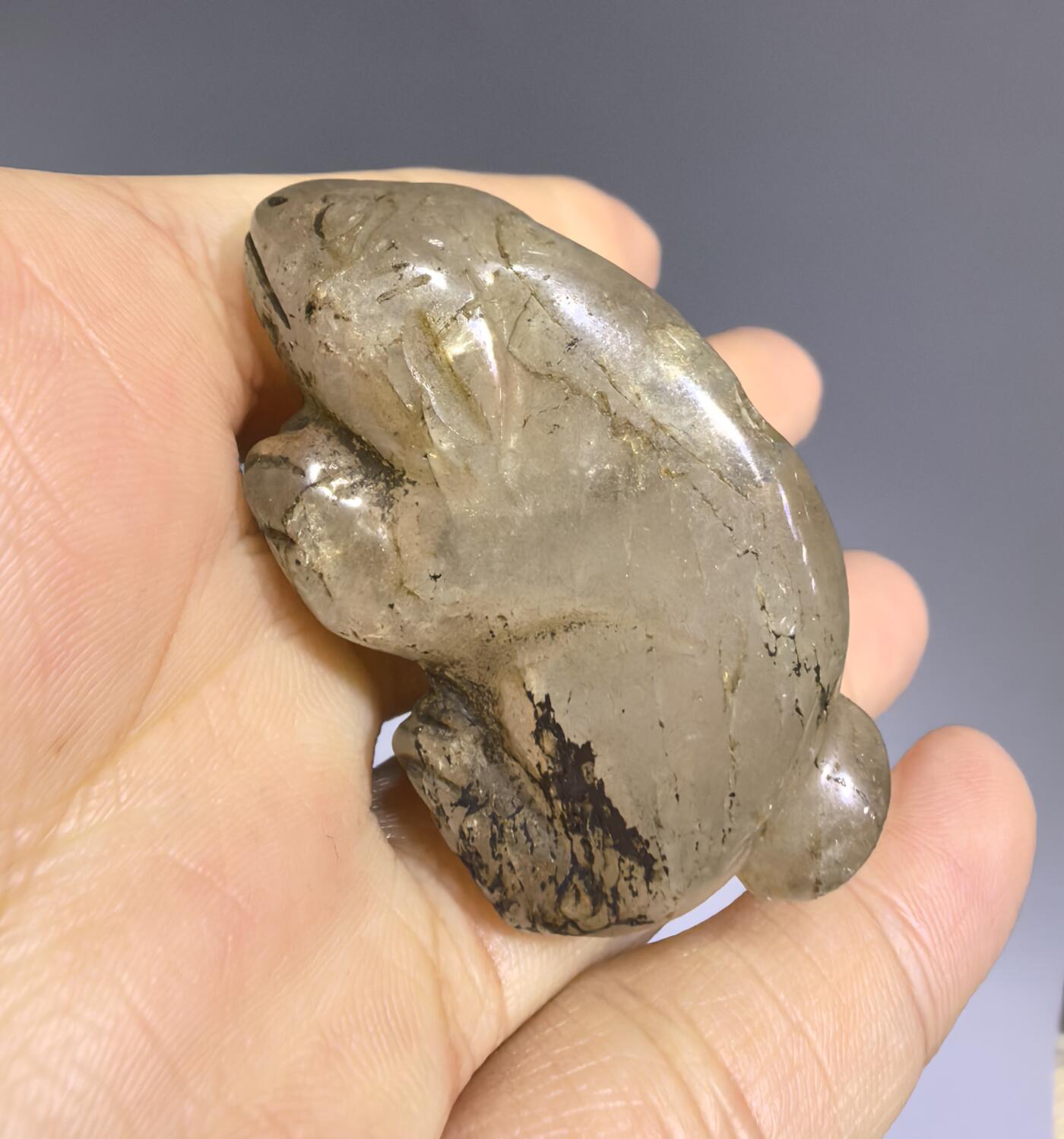 创汇时期白水晶玉兔吊坠挂件，品相如图所示。尺寸:宽4.5cm*高2.7cm*厚1.8cm