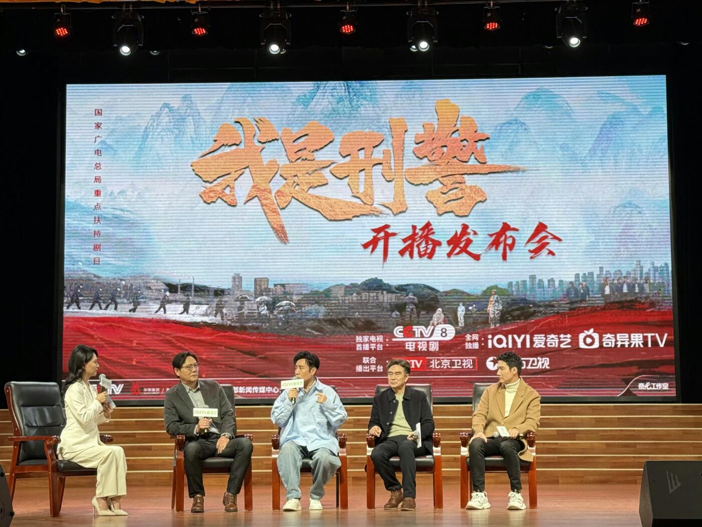 零元拍：崔道植老师亲笔签名长篇报告文学《共和国刑警崔道植》，除了有崔老师签名，2024年11月26日在中国人民警察大学举行的《我是刑警》开播发布会上还有男主角秦川扮演者于和伟和以崔道植为原型的刑侦鉴定专家曹忠恕扮演者白凡二位老师签下大名，极具收藏意义！