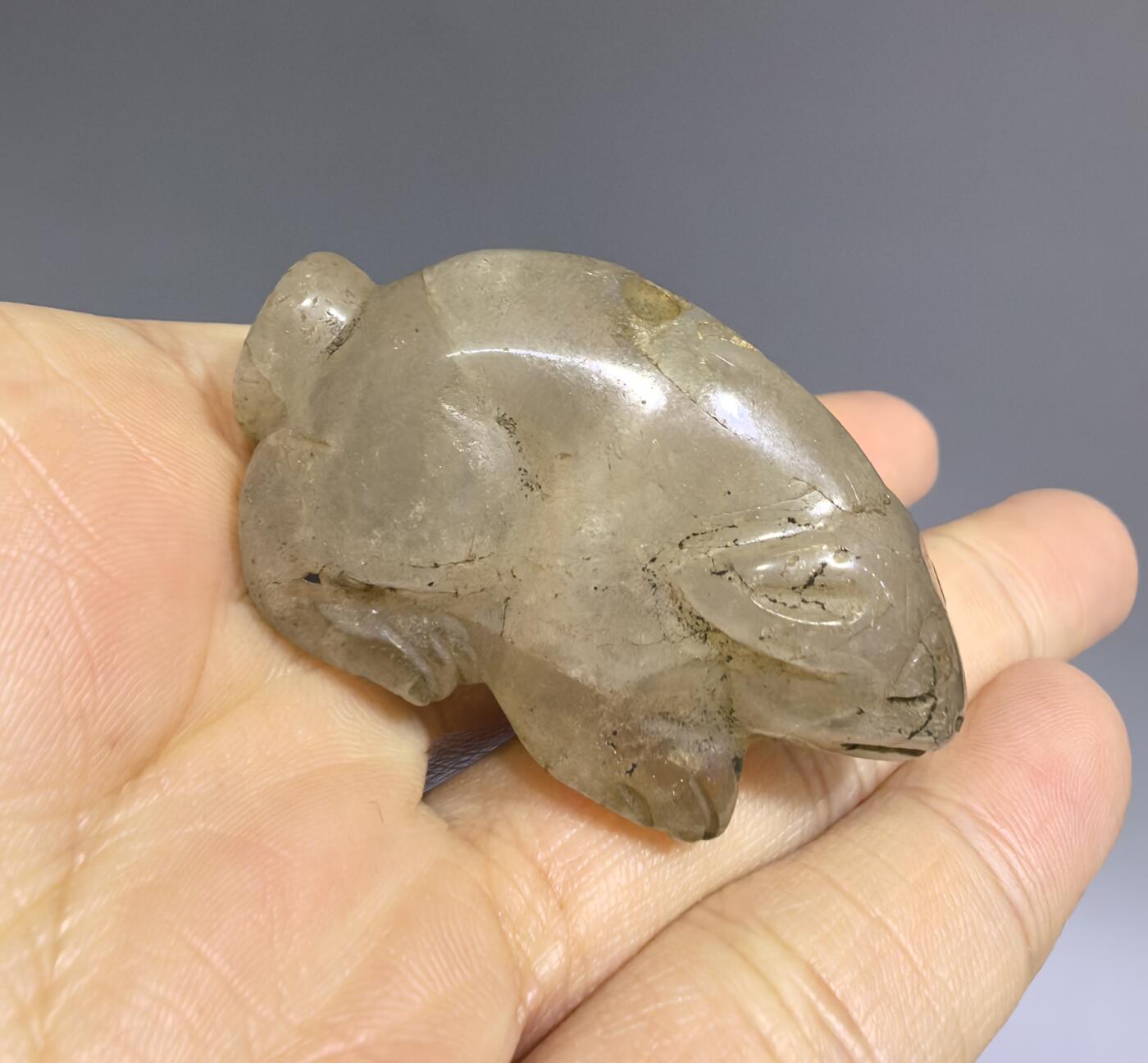 创汇时期白水晶玉兔吊坠挂件，品相如图所示。尺寸:宽4.5cm*高2.7cm*厚1.8cm