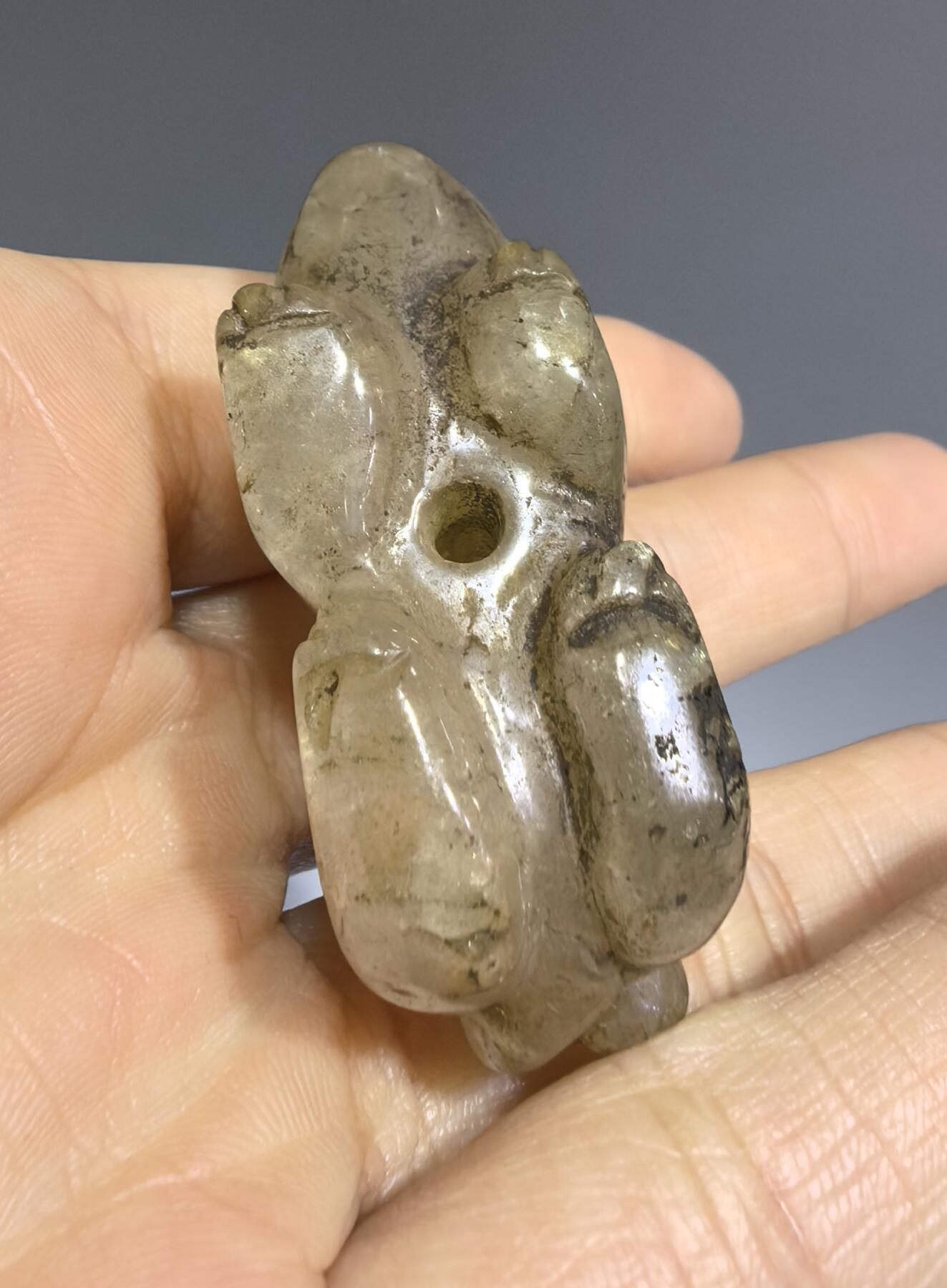 创汇时期白水晶玉兔吊坠挂件，品相如图所示。尺寸:宽4.5cm*高2.7cm*厚1.8cm