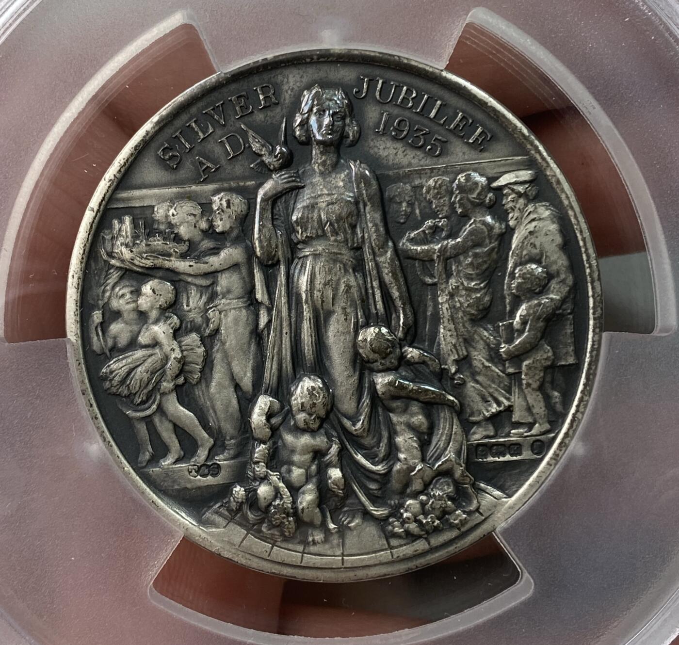 万国钱币拍卖第039期 PCGS SP63 1935年英国乔治五世和玛丽皇后纪念银禧年大银章 代表英联邦殖民地的动物环绕章面 完美原盒品质 大规格 51MM 