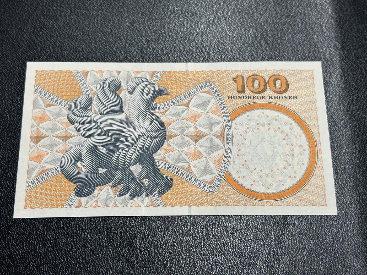 《外钞收藏家》第四百五十六期 丹麦浮雕版100克朗 全新 有一个小一荧光瑕疵
