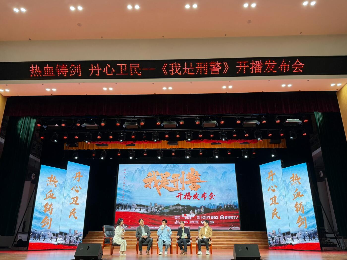 零元拍：崔道植老师亲笔签名长篇报告文学《共和国刑警崔道植》，除了有崔老师签名，2024年11月26日在中国人民警察大学举行的《我是刑警》开播发布会上还有男主角秦川扮演者于和伟和以崔道植为原型的刑侦鉴定专家曹忠恕扮演者白凡二位老师签下大名，极具收藏意义！