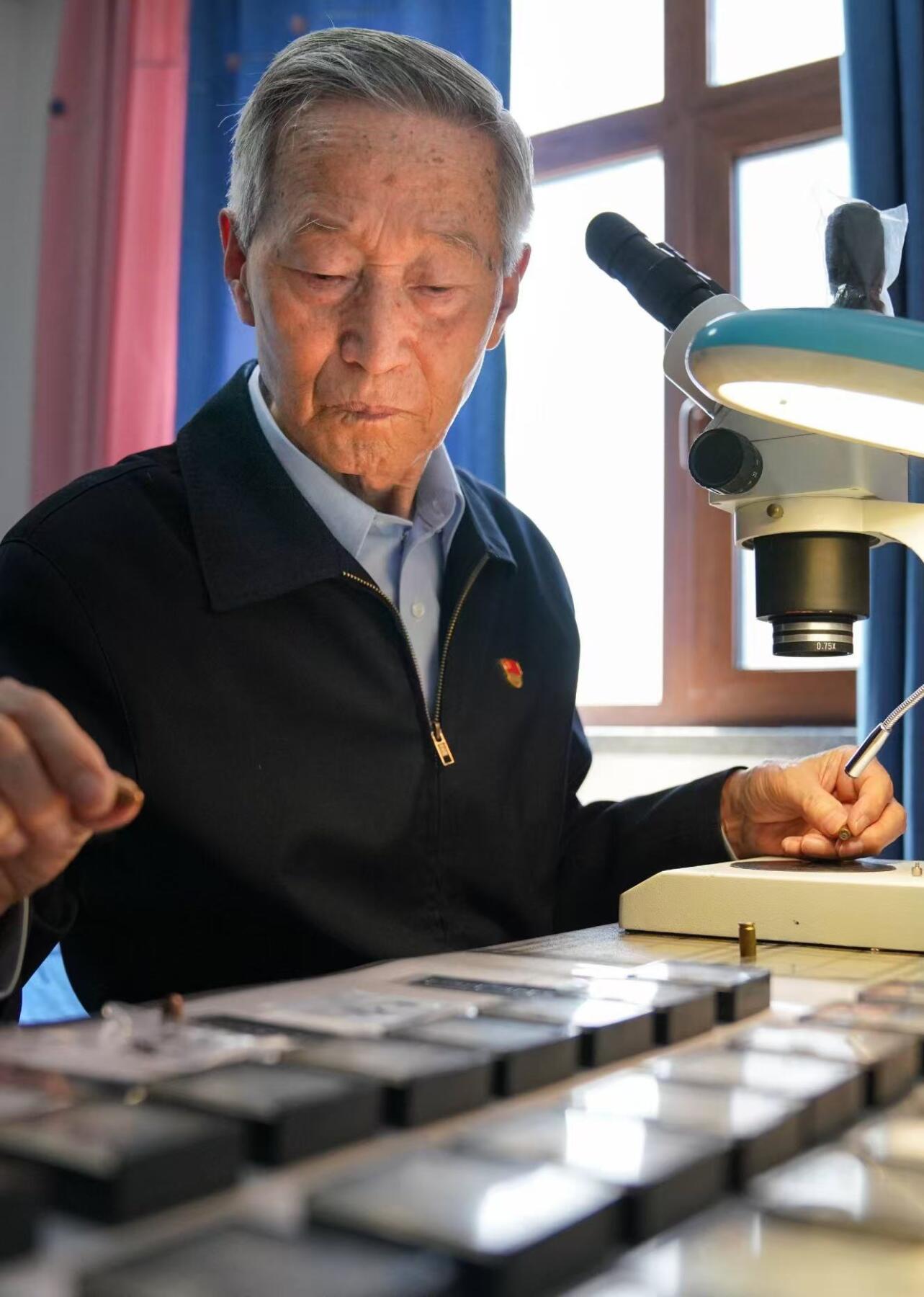 零元拍：崔道植老师亲笔签名长篇报告文学《共和国刑警崔道植》，除了有崔老师签名，2024年11月26日在中国人民警察大学举行的《我是刑警》开播发布会上还有男主角秦川扮演者于和伟和以崔道植为原型的刑侦鉴定专家曹忠恕扮演者白凡二位老师签下大名，极具收藏意义！