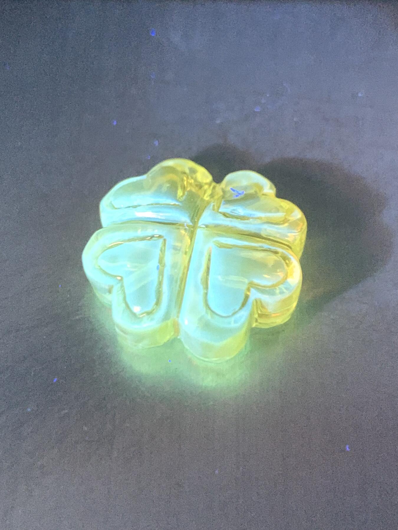 天然乌克兰原矿蜜蜡雕刻四叶幸运草随形通货背云（板珠，吊坠)一个， 天然乌克兰原矿蜜蜡雕刻四叶幸运草随形通货背云（板珠，吊坠)一个，