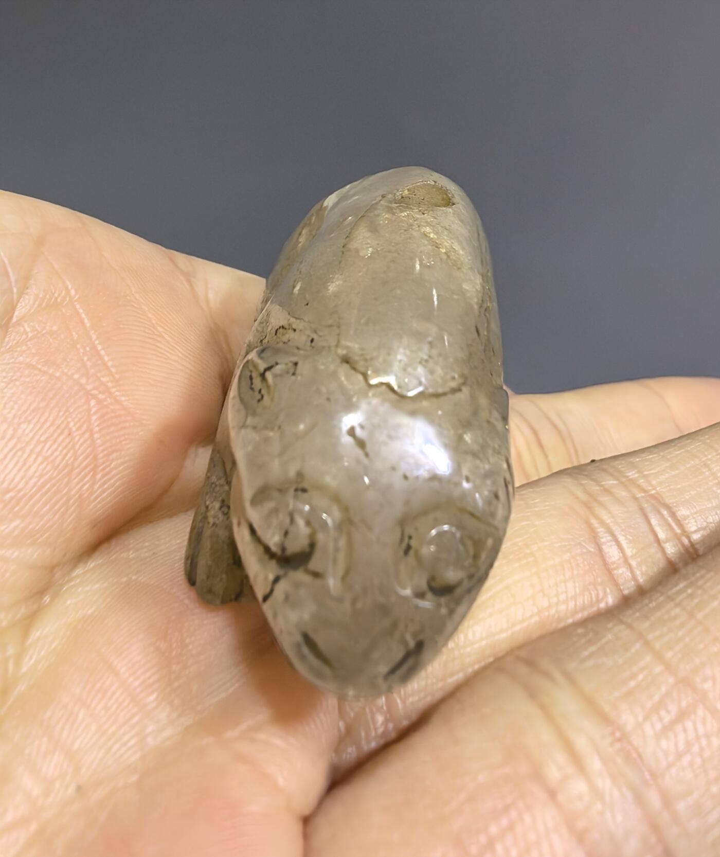 创汇时期白水晶玉兔吊坠挂件，品相如图所示。尺寸:宽4.5cm*高2.7cm*厚1.8cm