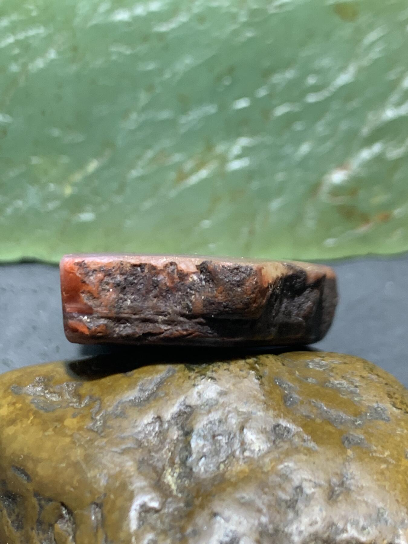 精美原皮紫罗兰飘红南红玛瑙牌料原石一颗