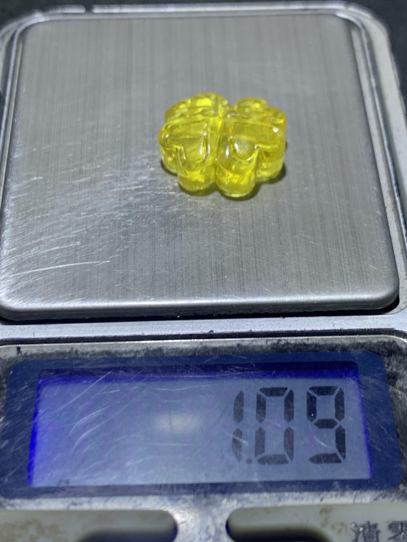 天然乌克兰原矿蜜蜡雕刻四叶幸运草随形通货背云（板珠，吊坠)一个， 天然乌克兰原矿蜜蜡雕刻四叶幸运草随形通货背云（板珠，吊坠)一个，