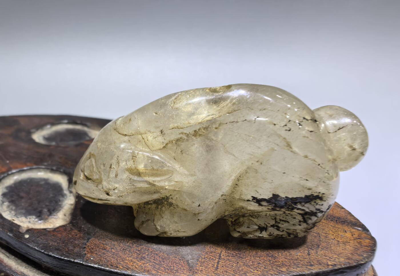 创汇时期白水晶玉兔吊坠挂件，品相如图所示。尺寸:宽4.5cm*高2.7cm*厚1.8cm