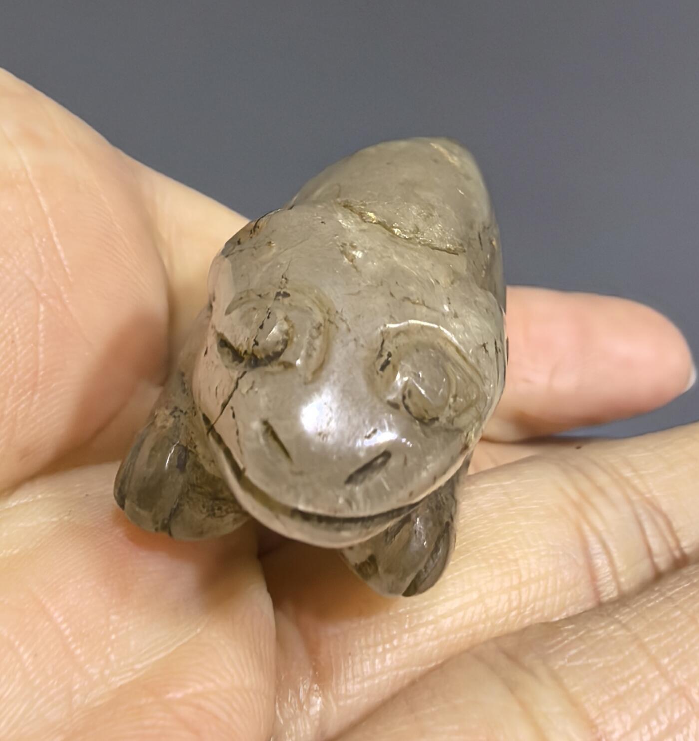 创汇时期白水晶玉兔吊坠挂件，品相如图所示。尺寸:宽4.5cm*高2.7cm*厚1.8cm