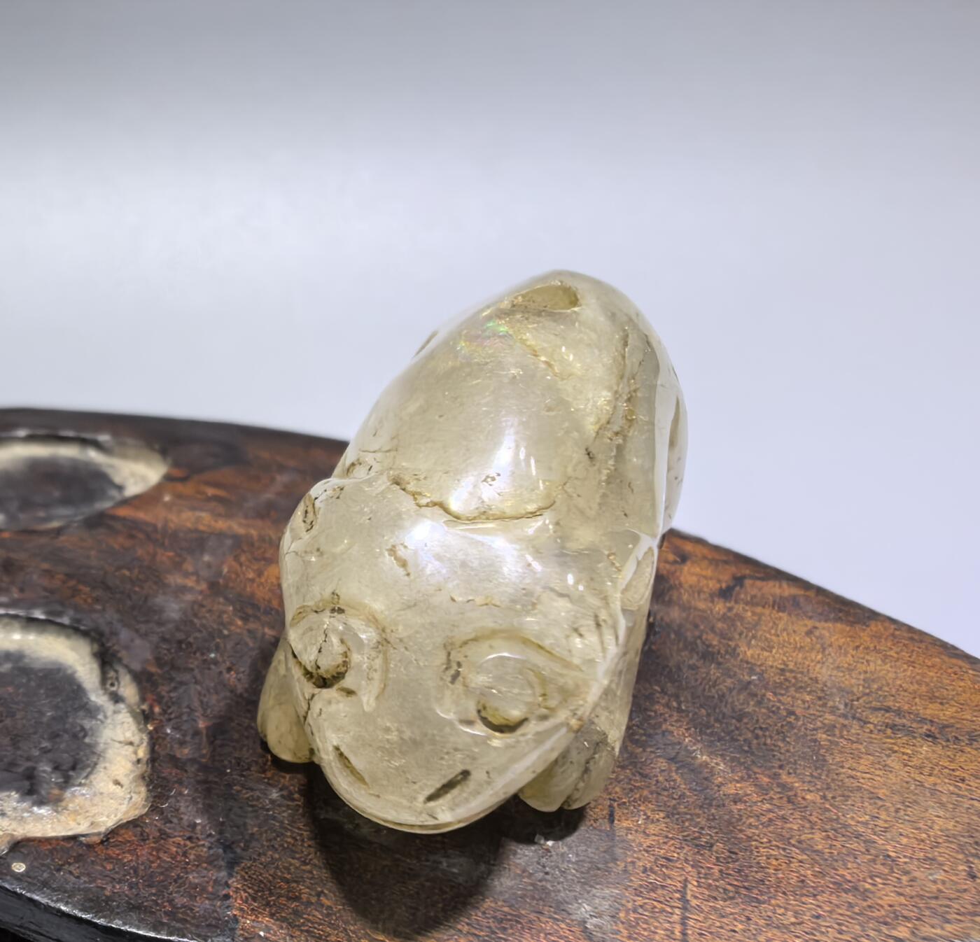 创汇时期白水晶玉兔吊坠挂件，品相如图所示。尺寸:宽4.5cm*高2.7cm*厚1.8cm