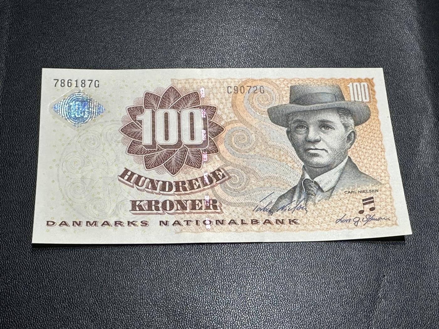 《外钞收藏家》第四百五十六期 丹麦浮雕版100克朗 全新 有一个小一荧光瑕疵