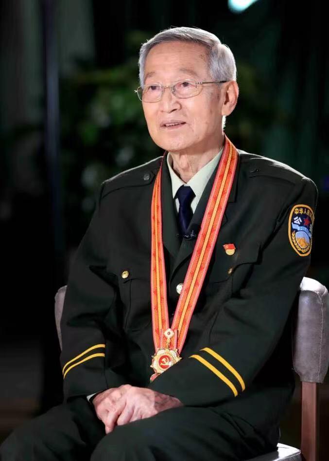 零元拍：崔道植老师亲笔签名长篇报告文学《共和国刑警崔道植》，除了有崔老师签名，2024年11月26日在中国人民警察大学举行的《我是刑警》开播发布会上还有男主角秦川扮演者于和伟和以崔道植为原型的刑侦鉴定专家曹忠恕扮演者白凡二位老师签下大名，极具收藏意义！