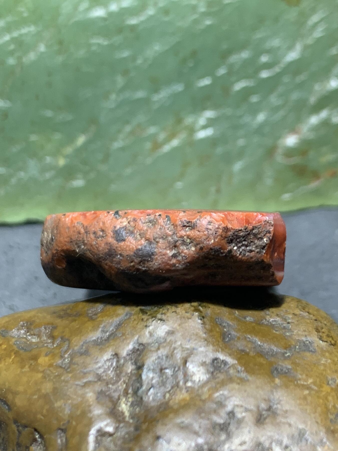 精美原皮紫罗兰飘红南红玛瑙牌料原石一颗