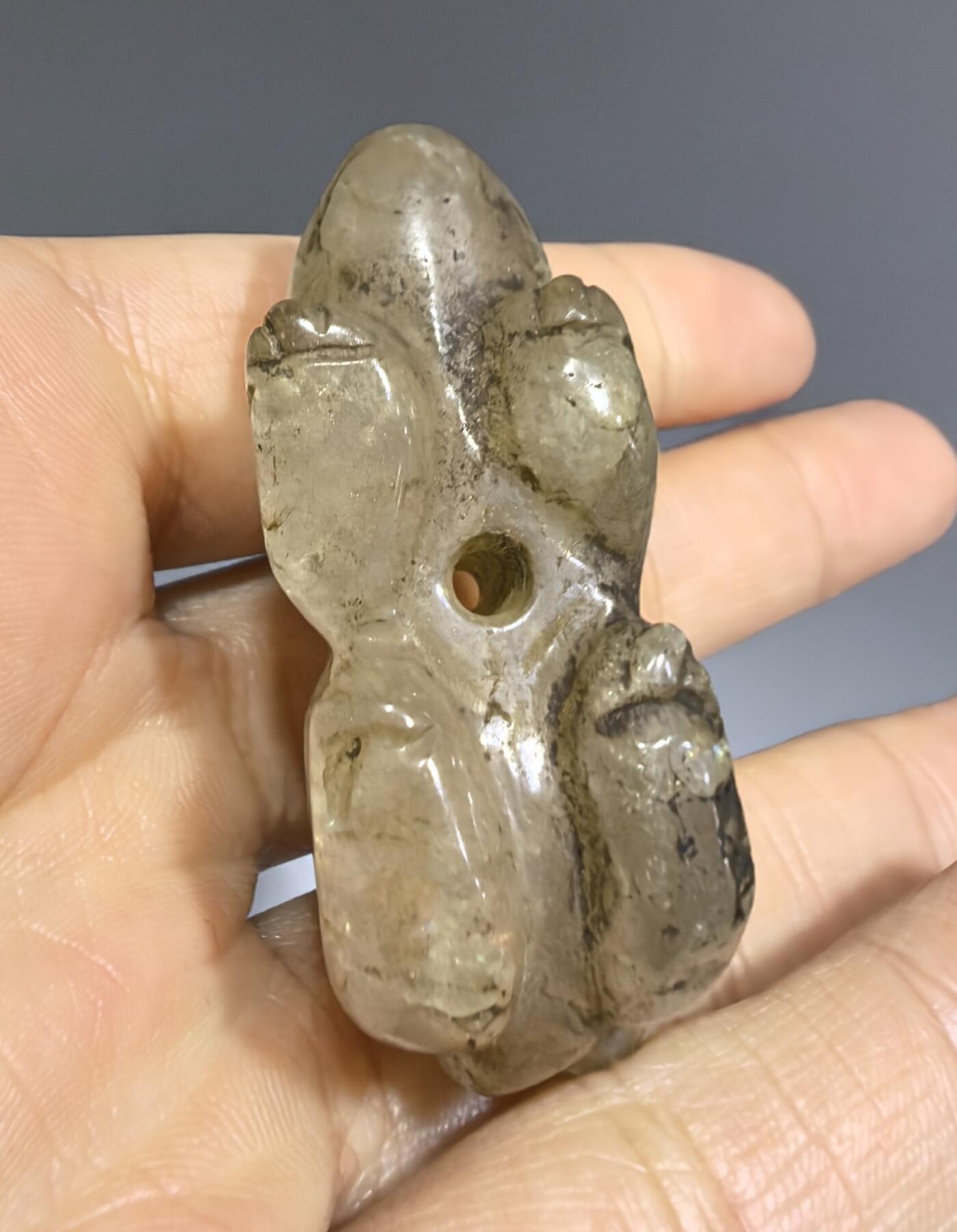 创汇时期白水晶玉兔吊坠挂件，品相如图所示。尺寸:宽4.5cm*高2.7cm*厚1.8cm