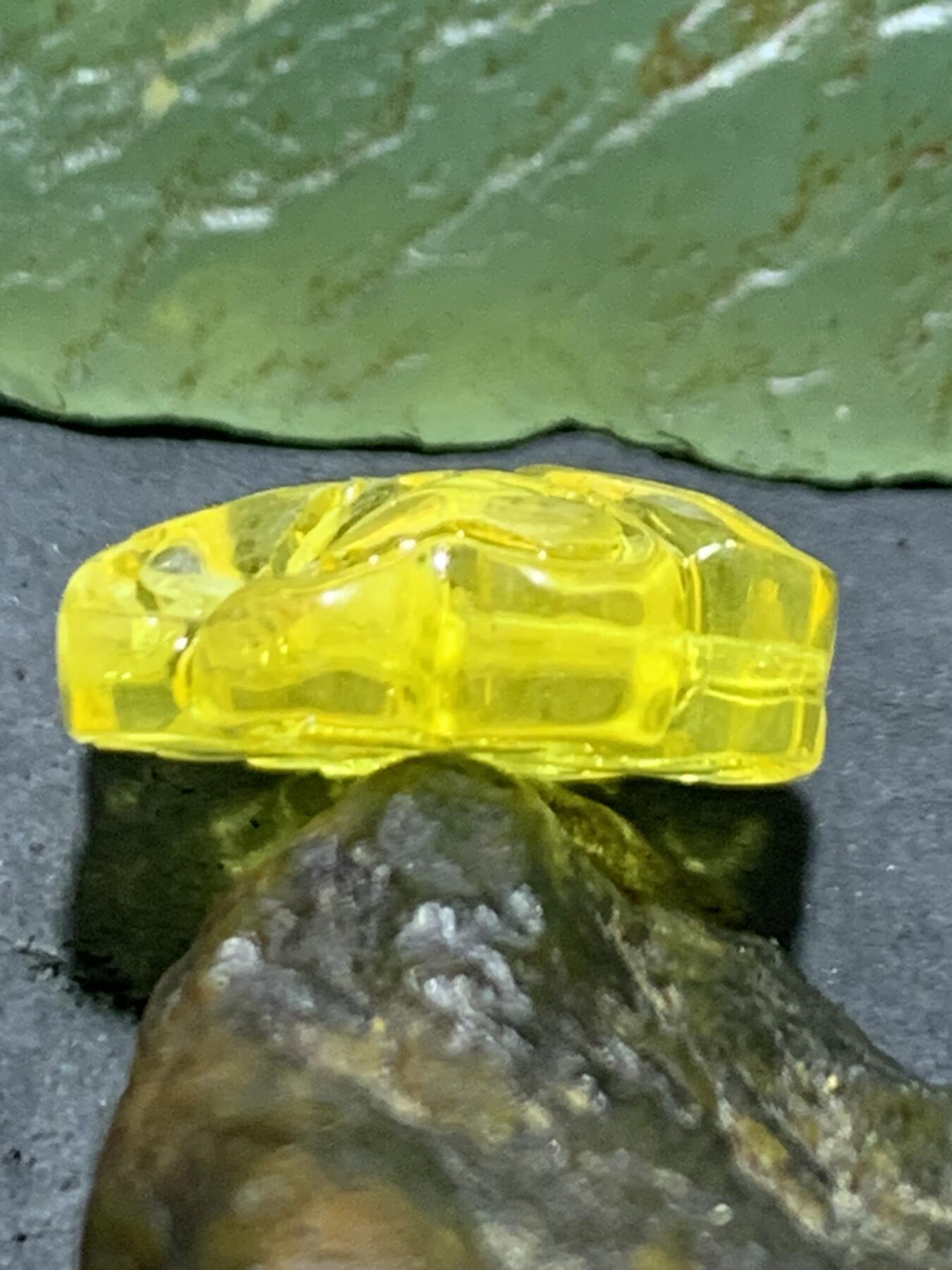 天然乌克兰原矿蜜蜡雕刻四叶幸运草随形通货背云（板珠，吊坠)一个， 天然乌克兰原矿蜜蜡雕刻四叶幸运草随形通货背云（板珠，吊坠)一个，