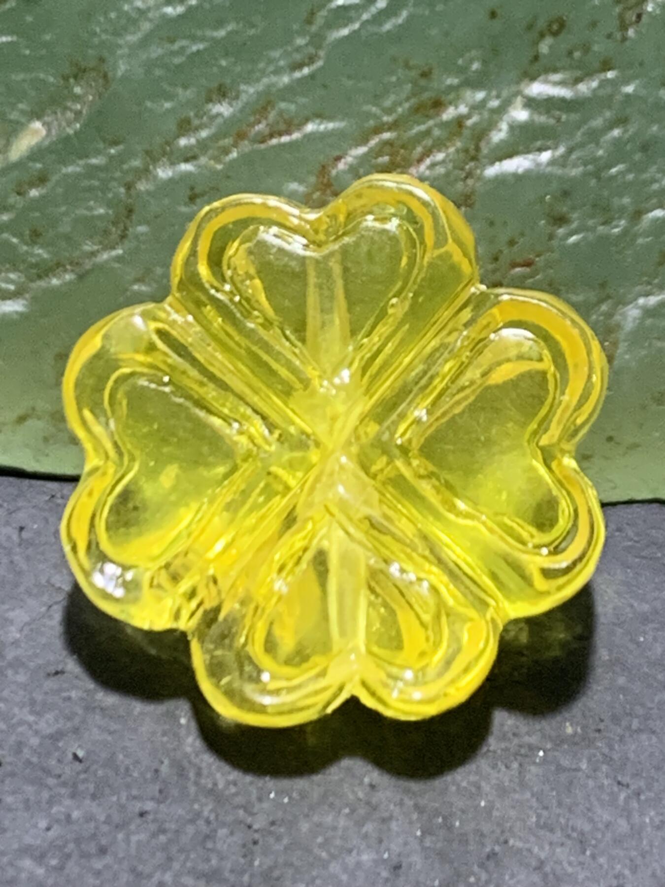 天然乌克兰原矿蜜蜡雕刻四叶幸运草随形通货背云（板珠，吊坠)一个， 天然乌克兰原矿蜜蜡雕刻四叶幸运草随形通货背云（板珠，吊坠)一个，