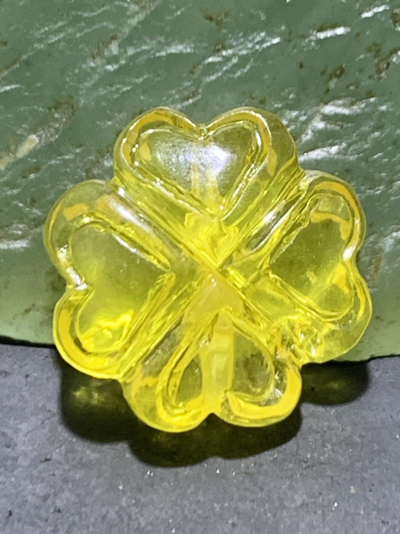 天然乌克兰原矿蜜蜡雕刻四叶幸运草随形通货背云（板珠，吊坠)一个， 天然乌克兰原矿蜜蜡雕刻四叶幸运草随形通货背云（板珠，吊坠)一个，