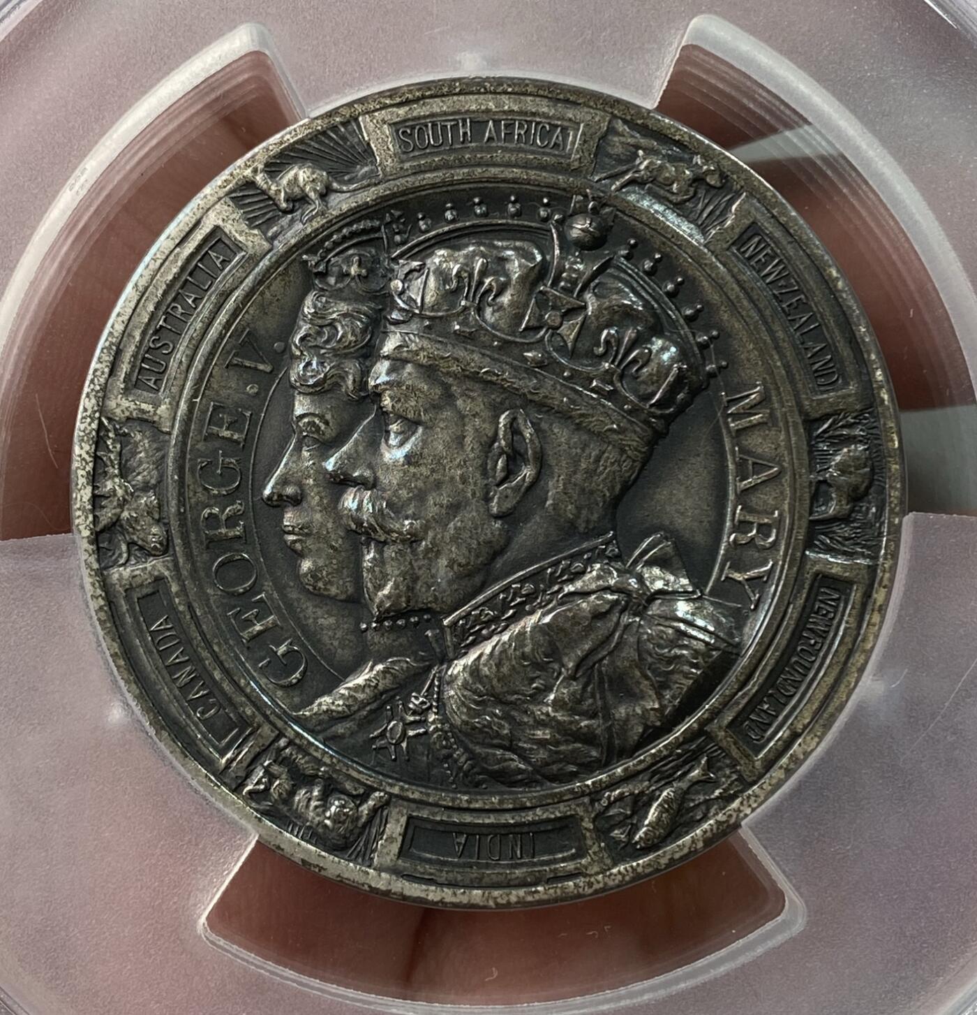 万国钱币拍卖第039期 PCGS SP63 1935年英国乔治五世和玛丽皇后纪念银禧年大银章 代表英联邦殖民地的动物环绕章面 完美原盒品质 大规格 51MM 